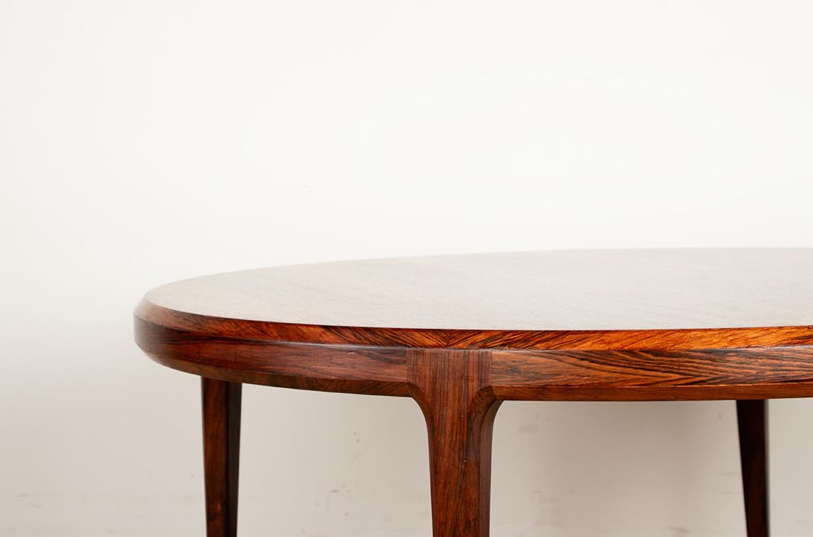 Danish round rosewood coffee table model 283 by Johannes Andersen 1960. For Sale 1