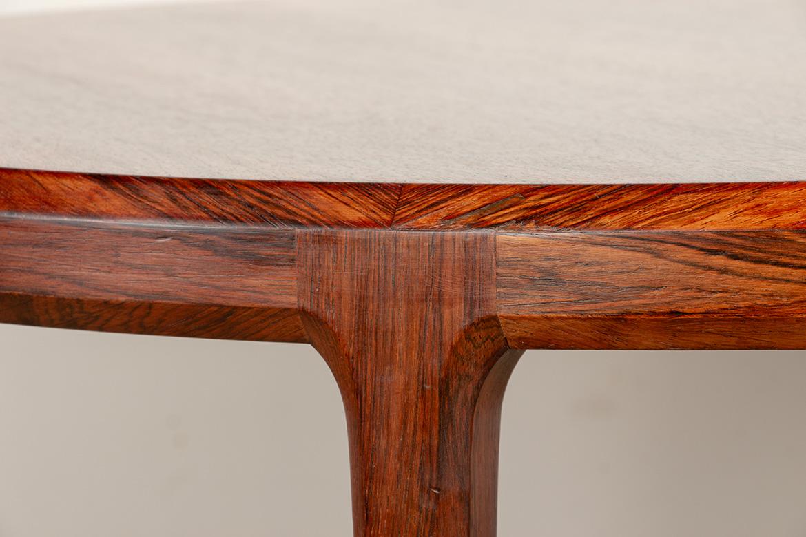 Danish round rosewood coffee table model 283 by Johannes Andersen 1960. For Sale 3