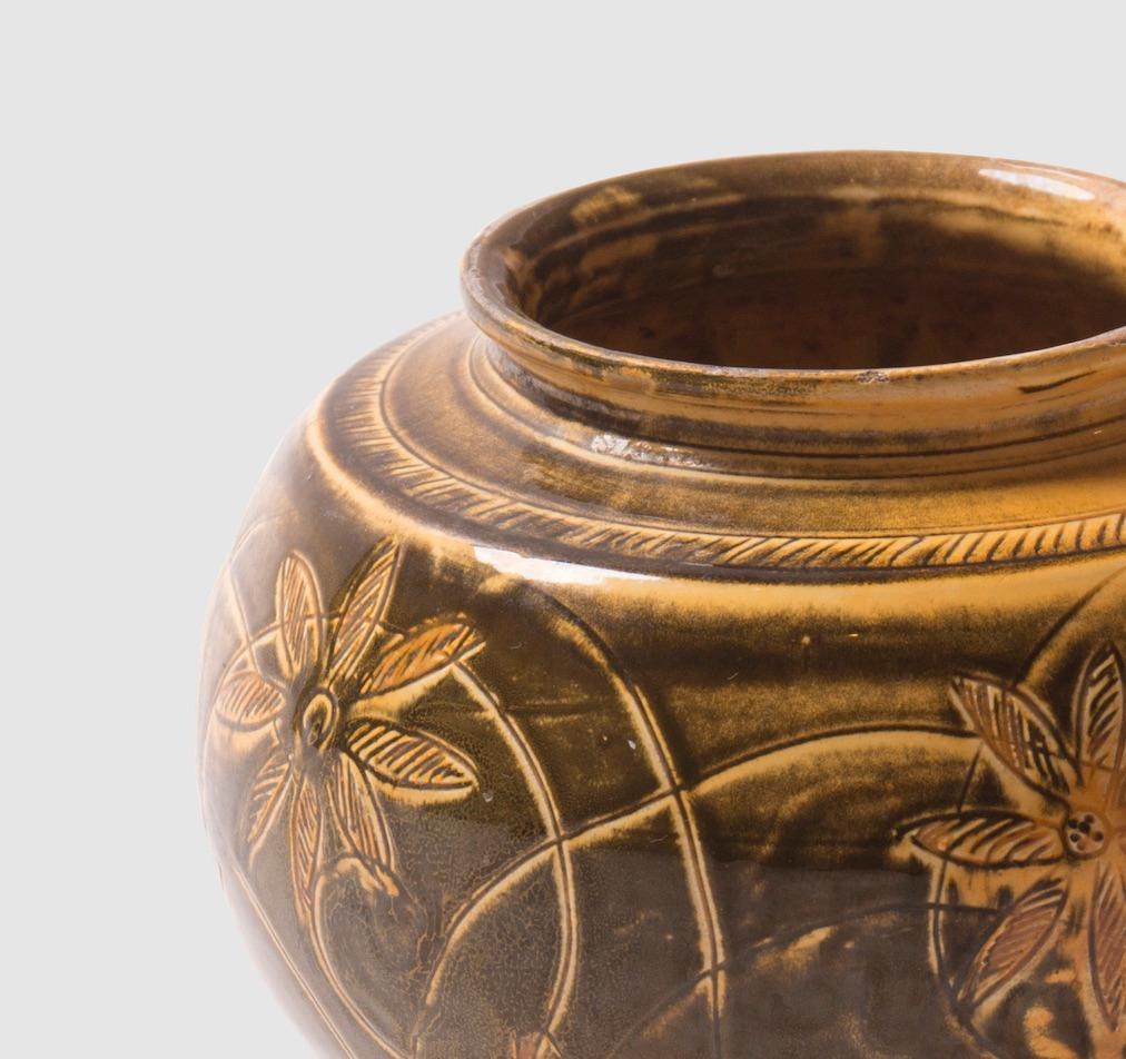 Danese Vaso rotondo danese con decoro floreale sgraffito e smalto giallo/nero uranio in vendita