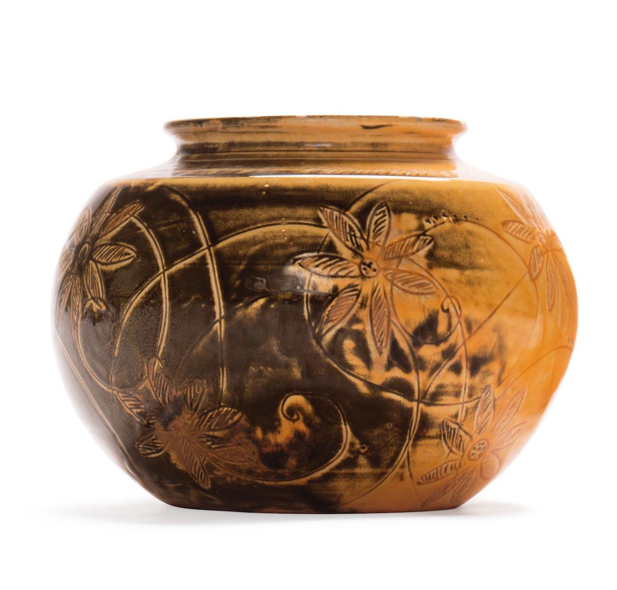 Smaltato Vaso rotondo danese con decoro floreale sgraffito e smalto giallo/nero uranio in vendita