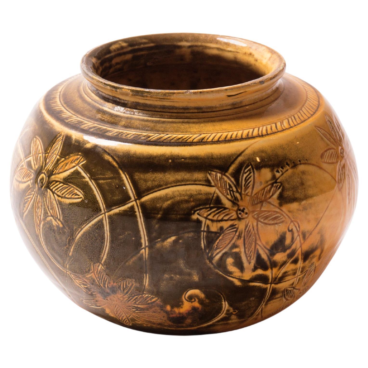 Vaso rotondo danese con decoro floreale sgraffito e smalto giallo/nero uranio in vendita