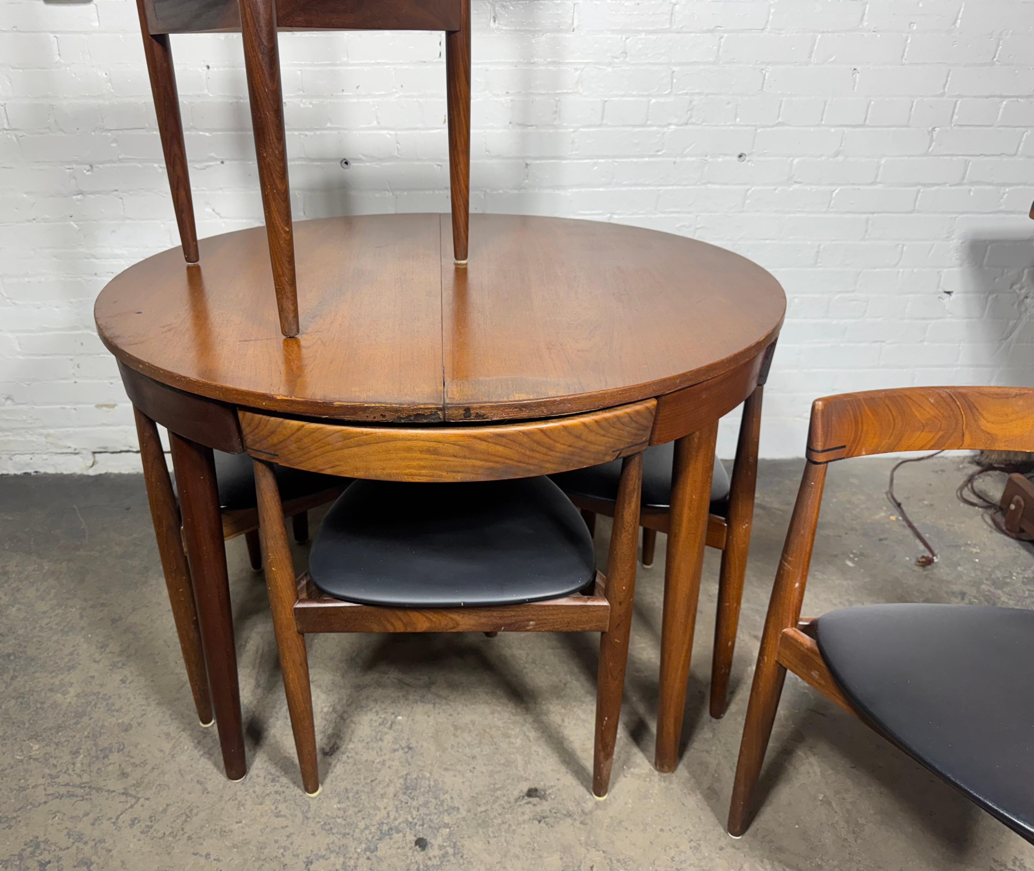 Cet exceptionnel ensemble de salle à manger moderne danois du milieu du siècle, conçu par Hans Olsen pour Frem Røjle dans les années 1950, témoigne d'un savoir-faire innovant et d'une fonctionnalité permettant de gagner de l'espace. La table de