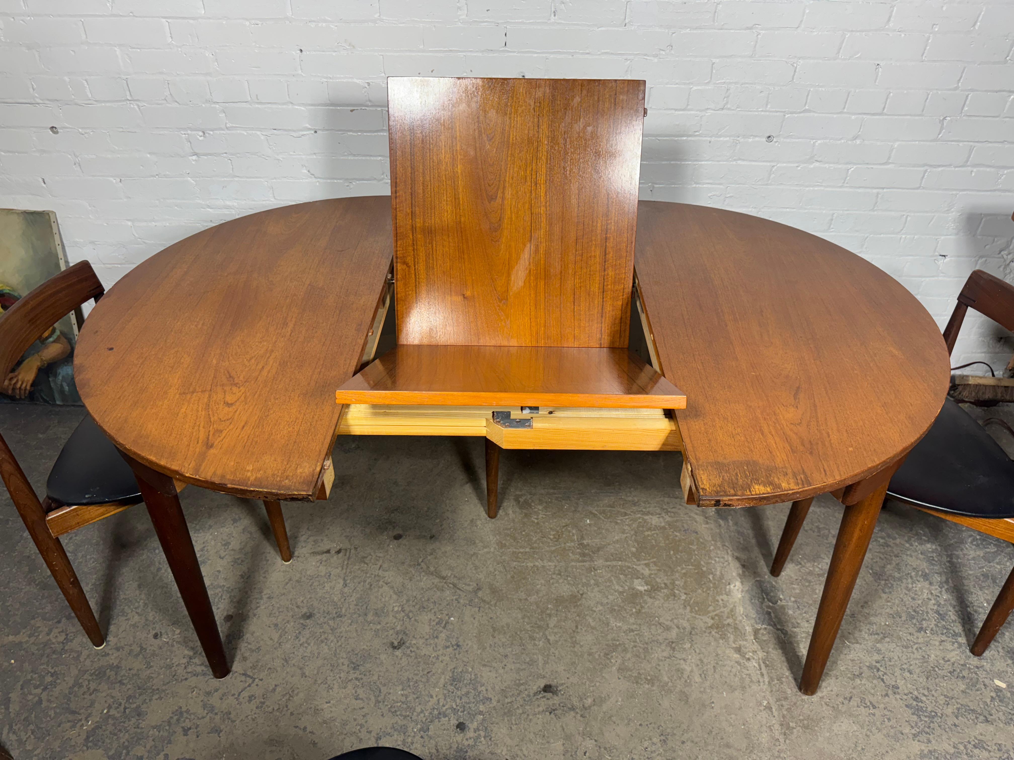 Ensemble de salle à manger danois rondette à feuilles de papillon par Hans Olsen / Frem Rojle en vente 1