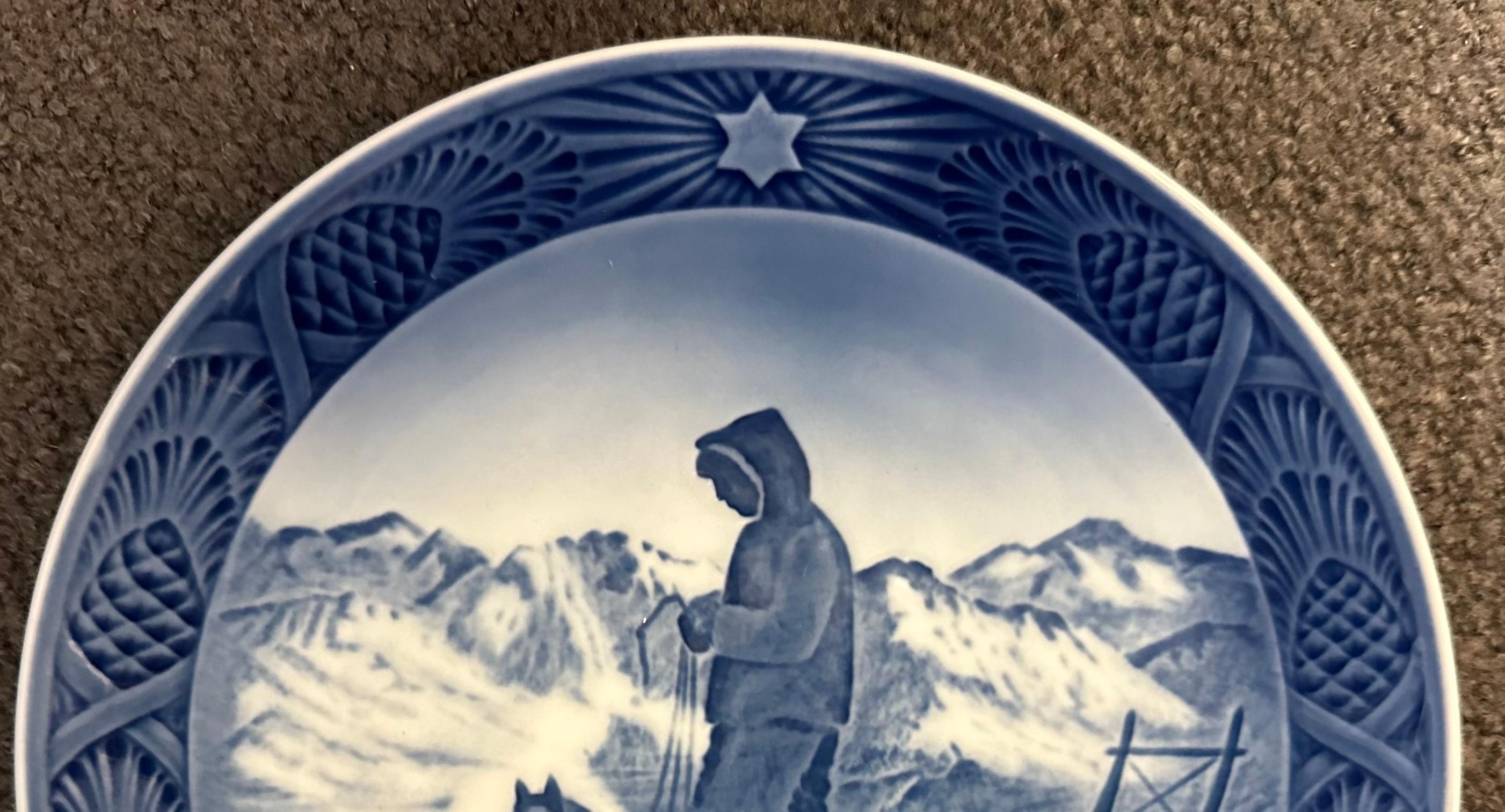 Danish Royal Copenhagen 1978 Christmas Glazed Porcelain Plate Greenland Scenery For Sale 3