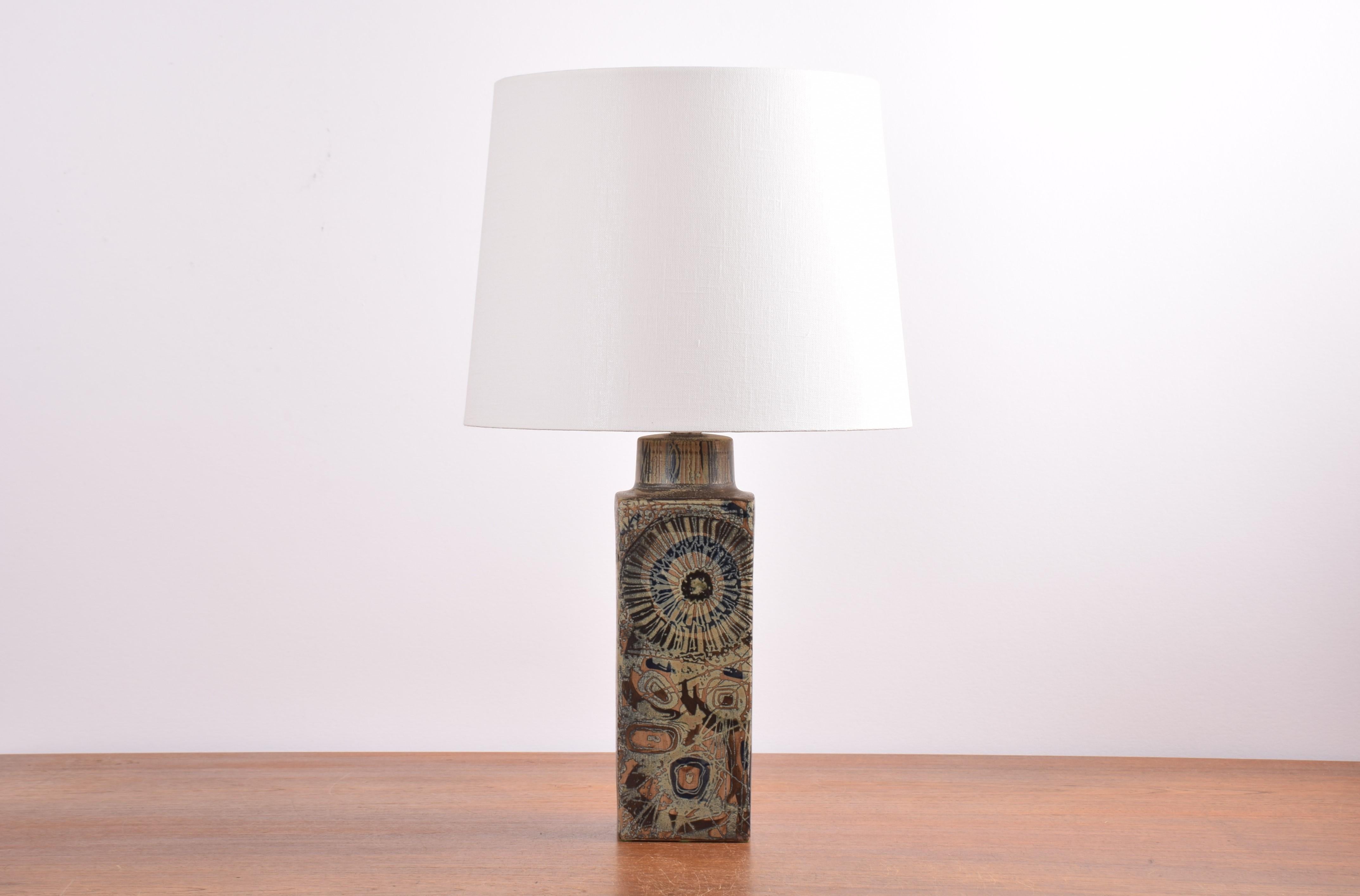 Lampe de table en céramique conçue par Nils Thorsson pour Royal Copenhagen et Fog & Mrup et fabriquée vers les années 1970.
Il présente un décor floral abstrait en glaçure brune et bleue mate. Le suraface est tactile.

Un nouvel abat-jour conçu
