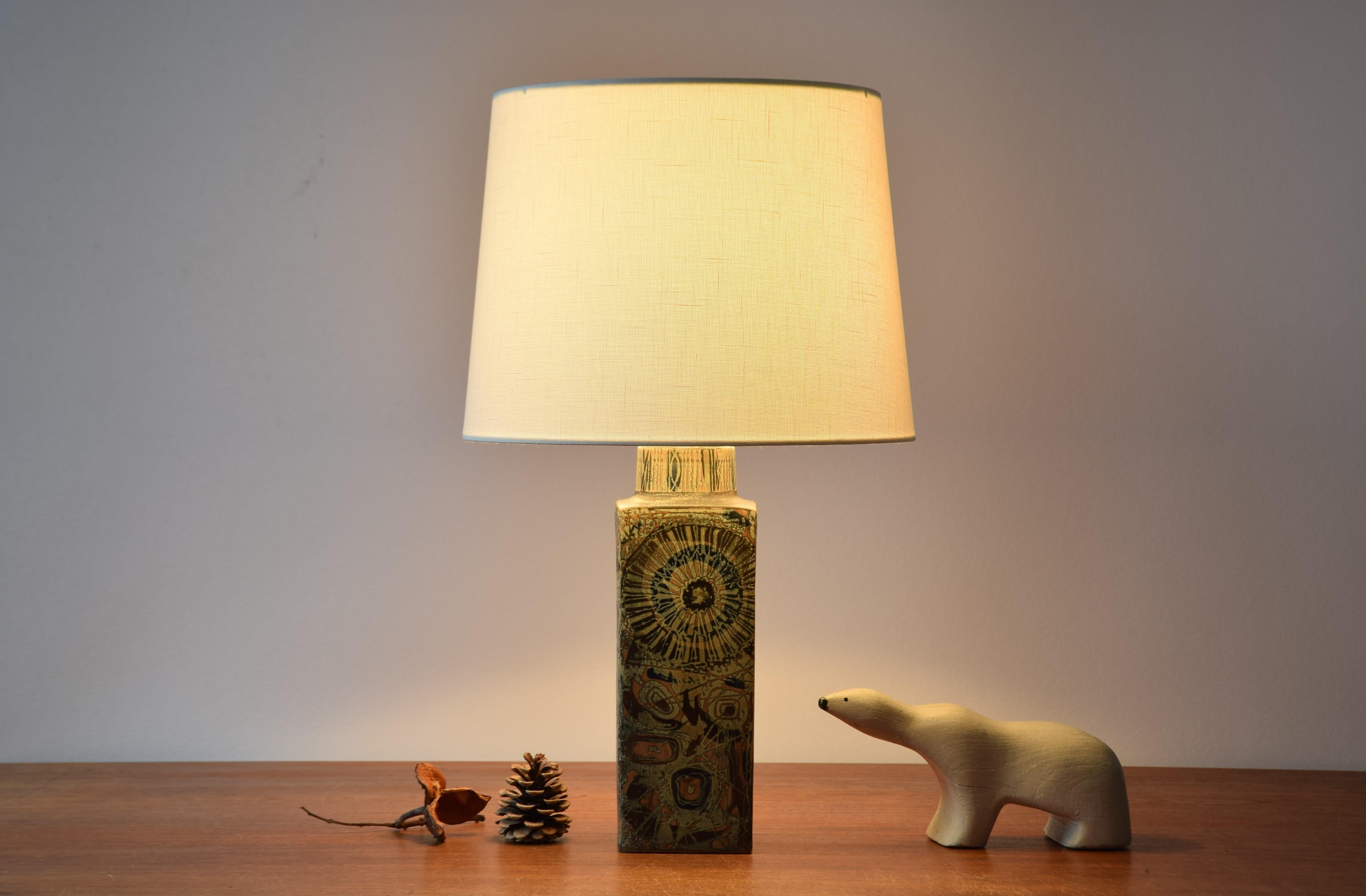 Scandinave moderne Lampe de bureau danoise Royal Copenhagen Baca à décor abstrait marron Nils Thorsson, 1970 en vente