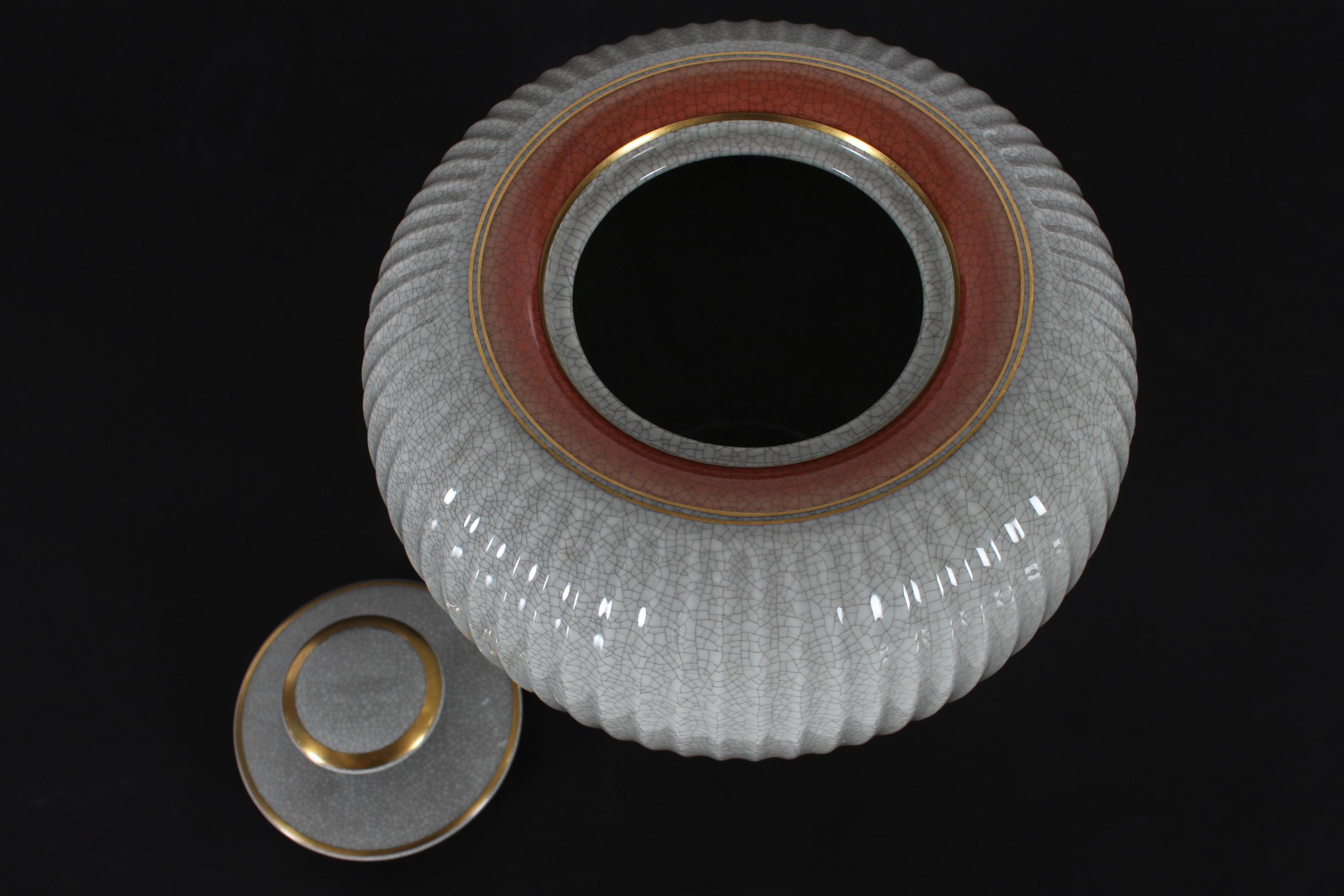 Smaltato Grande vaso con coperchio in porcellana danese Royal Copenhagen con smalto craclè 1950 in vendita