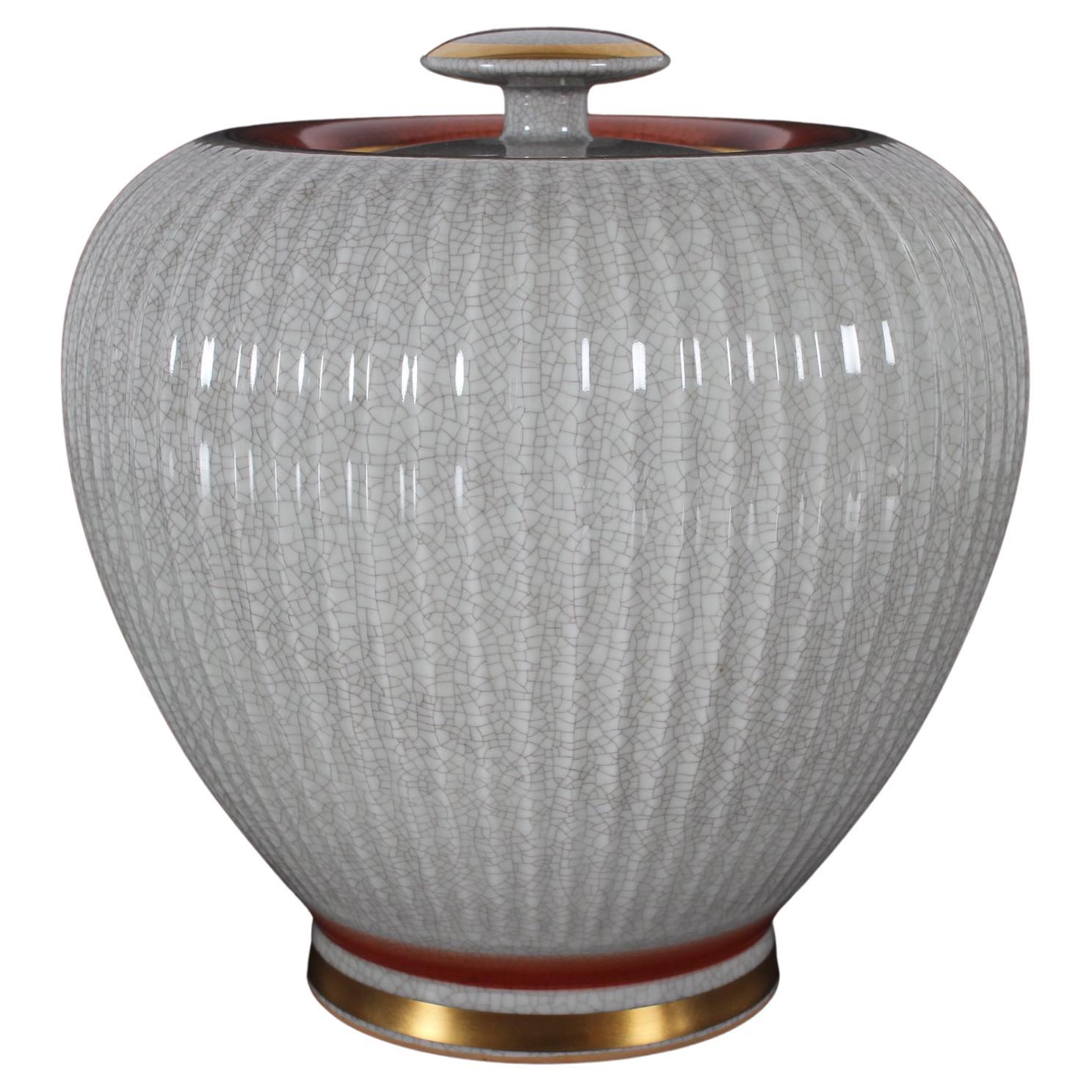 Grande vaso con coperchio a forma di balaustro no. 259/3047.
Molto probabilmente è stata disegnata dall'artista danese Thorkild Olsen per Royal Copenhagen.

Il vaso ha un corpo scanalato decorato con smalti craclé di colore grigio chiaro con bordo