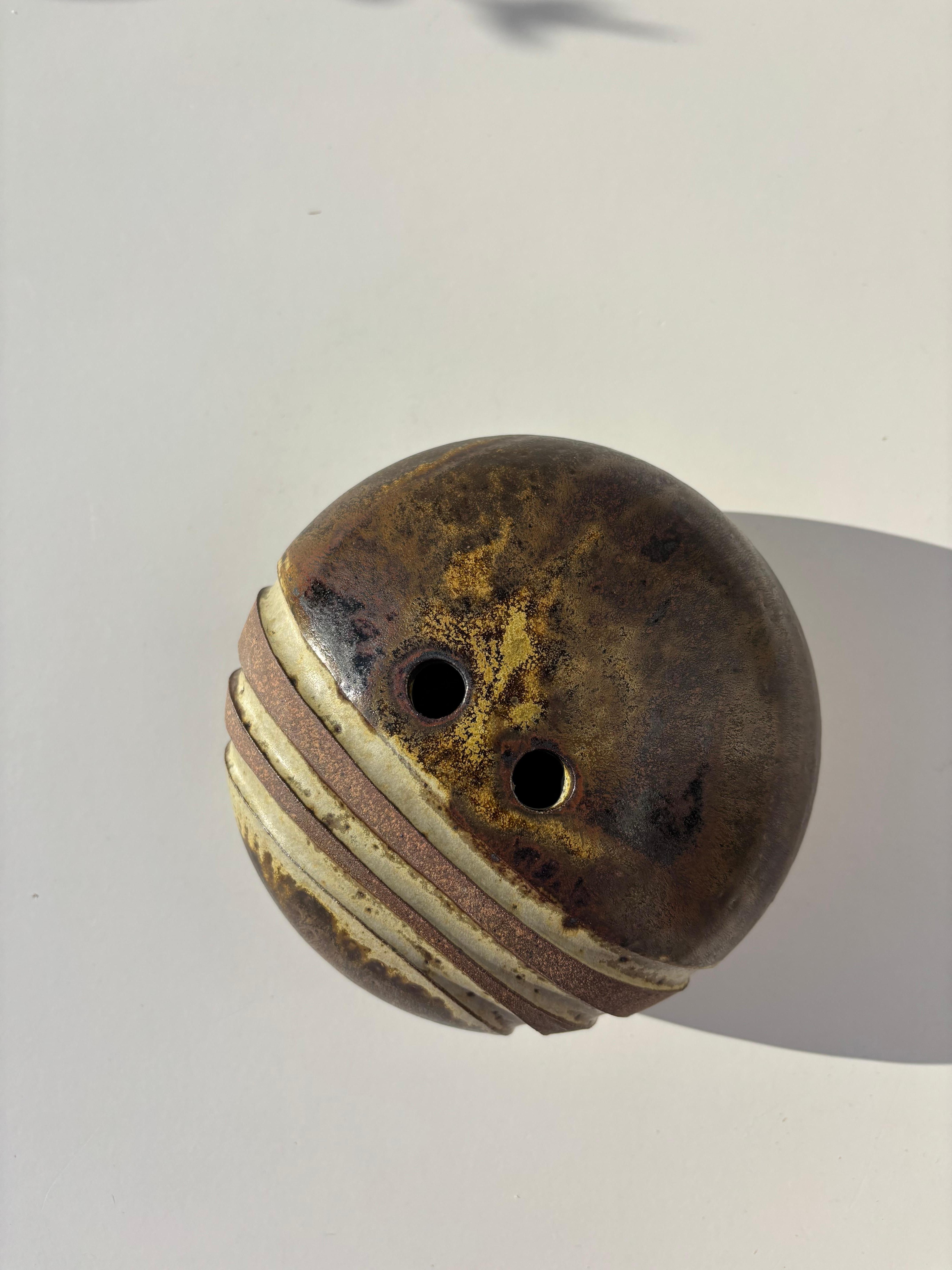 Dänische rustikale erdfarbene Steinzeugvase oder Kerzenständer, 1970er Jahre (Handgeschnitzt) im Angebot