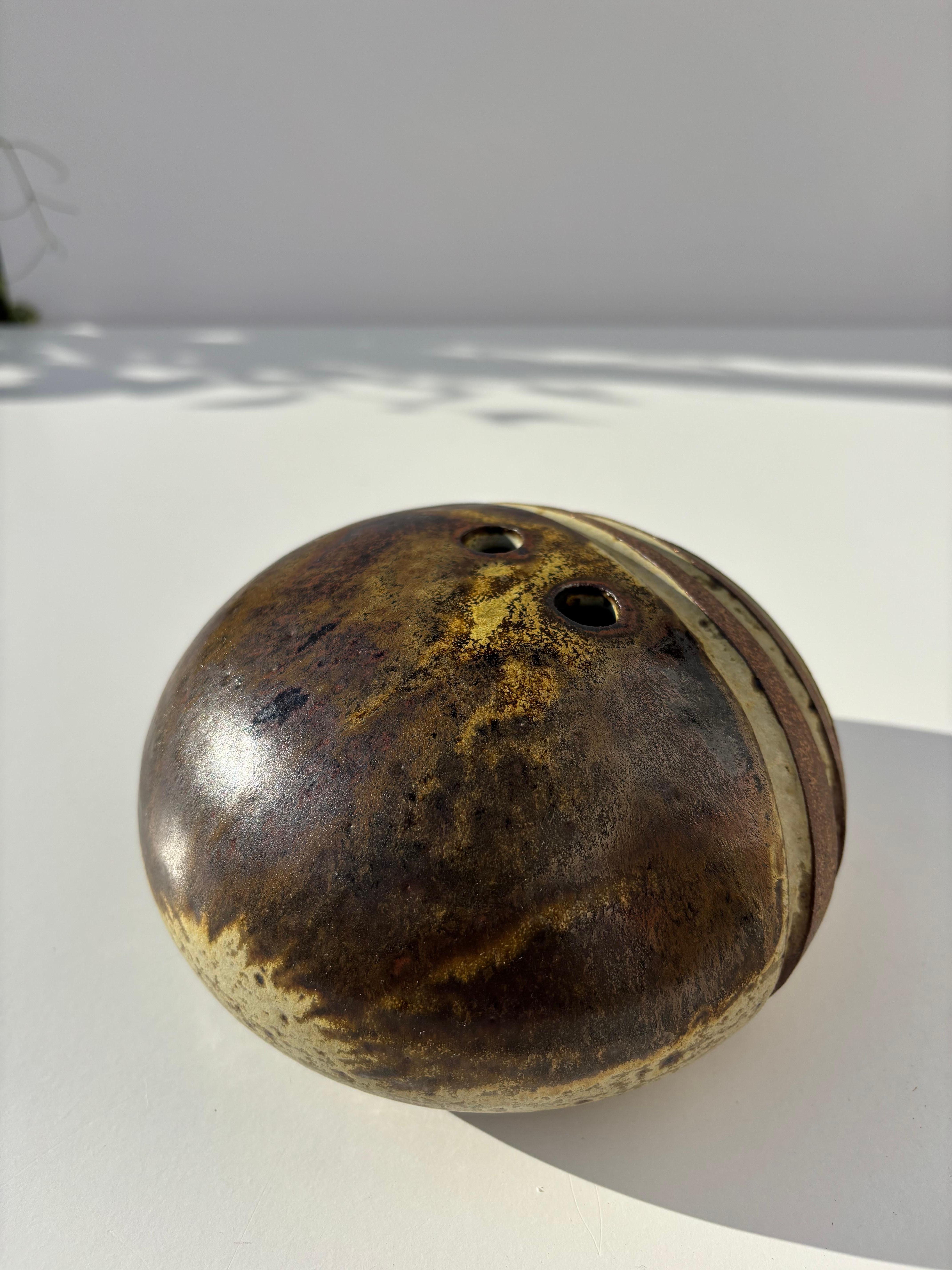 Dänische rustikale erdfarbene Steinzeugvase oder Kerzenständer, 1970er Jahre (20. Jahrhundert) im Angebot