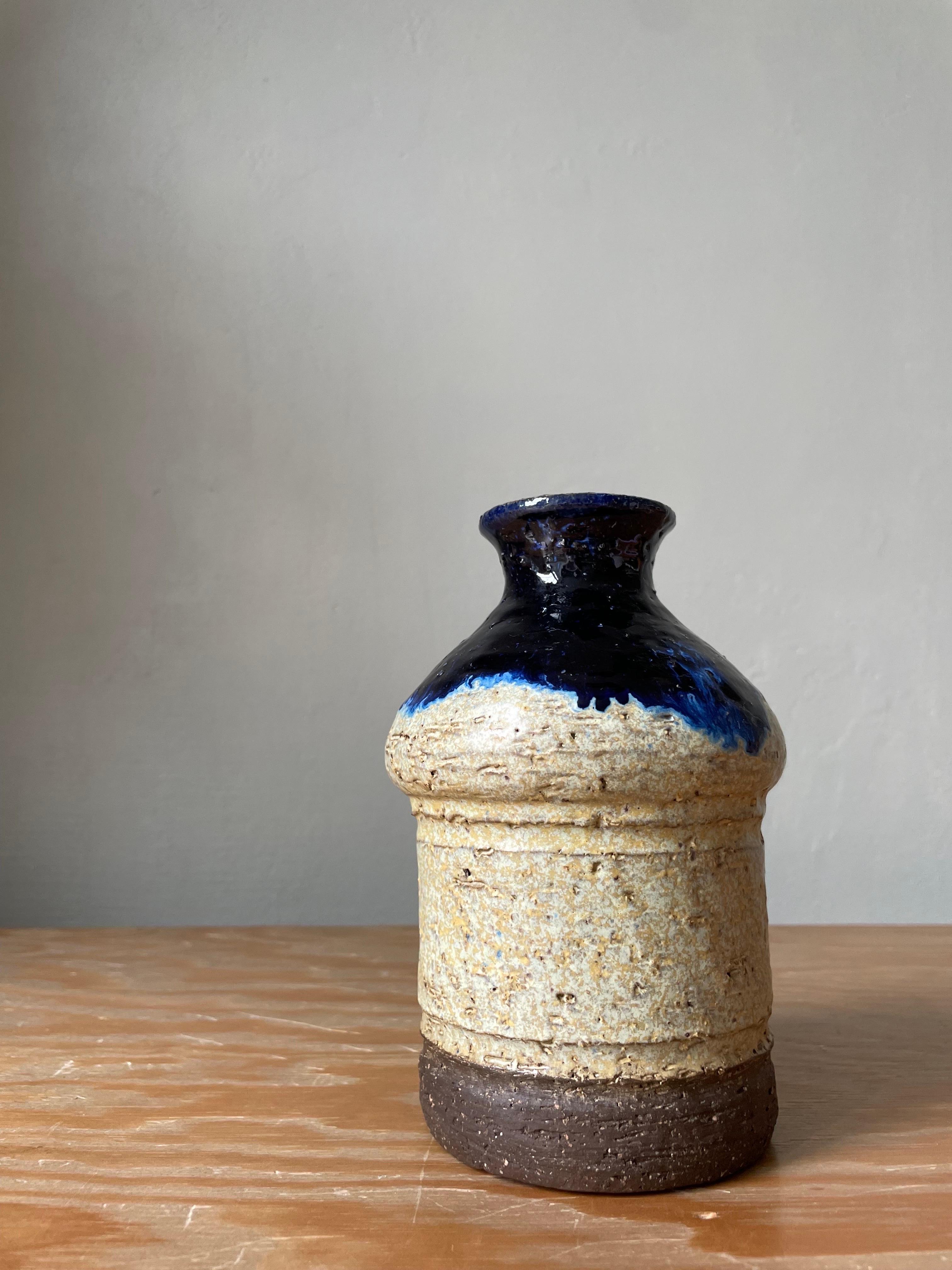 Dänische rustikale Vase aus Steingut mit blauer Glasur, 1960er Jahre (Moderne der Mitte des Jahrhunderts) im Angebot