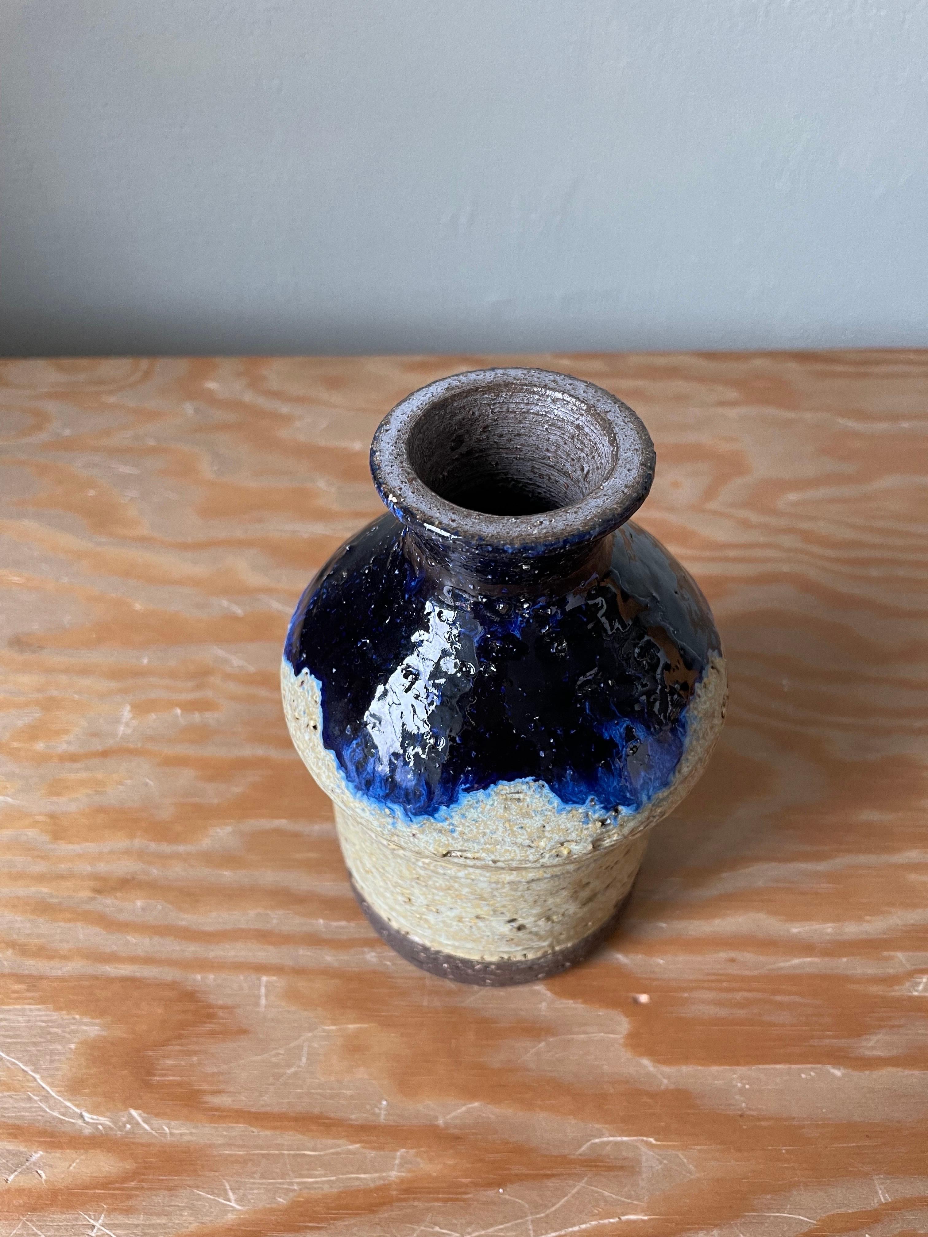 Dänische rustikale Vase aus Steingut mit blauer Glasur, 1960er Jahre im Angebot 1