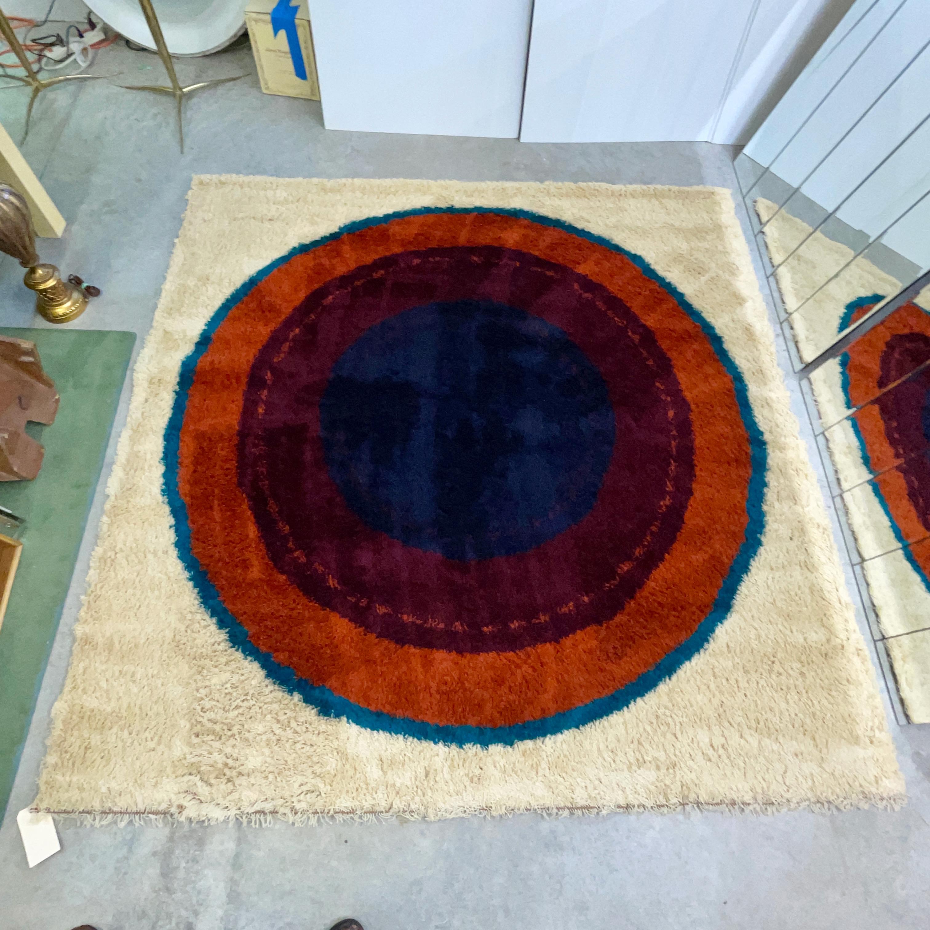 Quadratischer dänischer Rya-Teppich, 100% Wolle, hergestellt in den 1960er Jahren, aber nie benutzt. 
Wurde über 50 Jahre lang gerollt und eingewickelt aufbewahrt. Ihre Füße werden die ersten sein, die sie betreten.
Produziert in Dänemark von