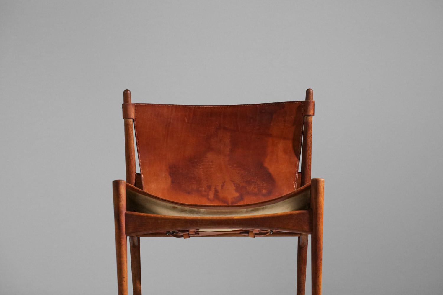 Danish safari armchair in patinated leather and teak from the 60's In Fair Condition For Sale In Lyon, FR