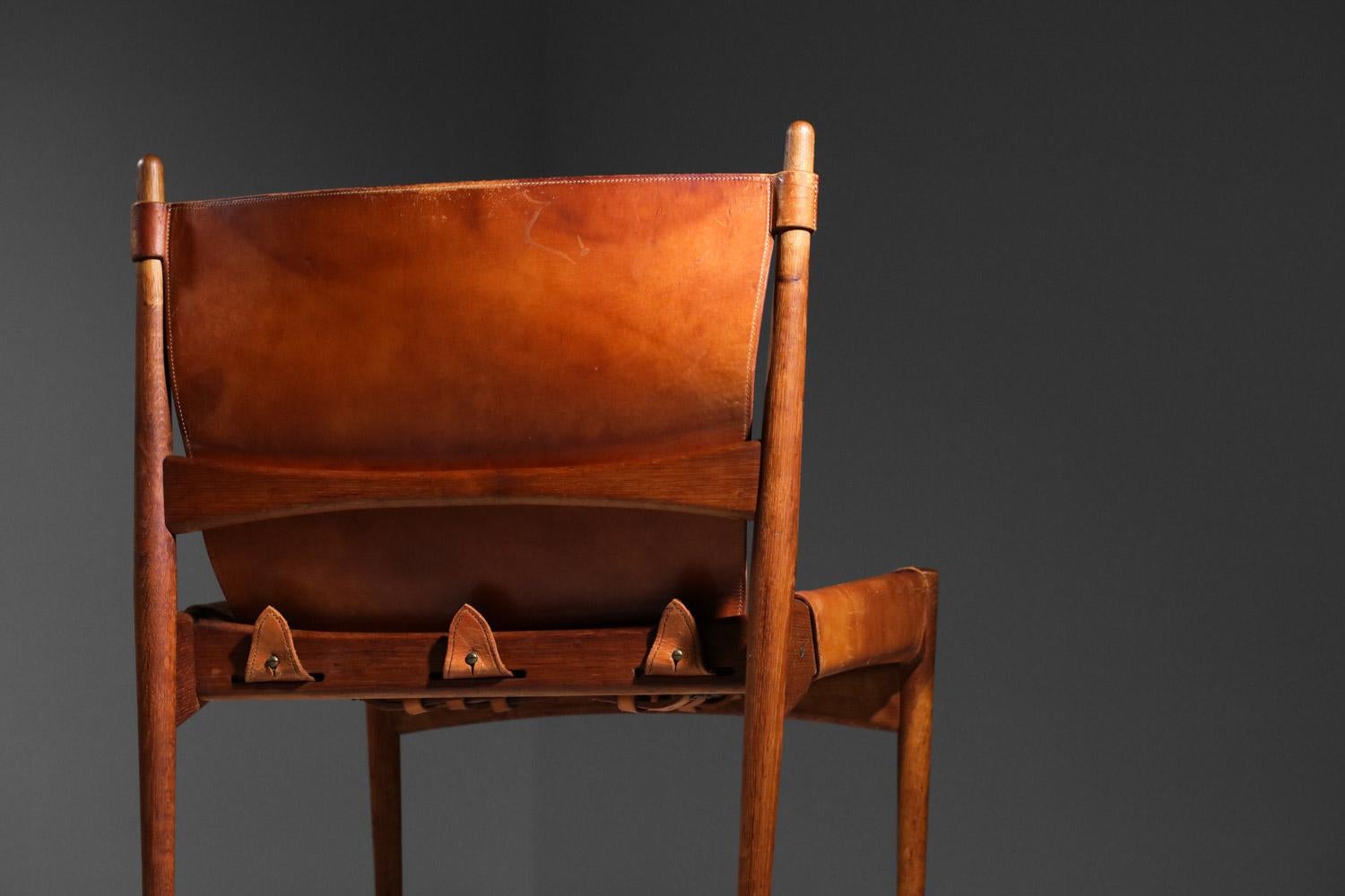 Danish safari armchair in patinated leather and teak from the 60's For Sale 1