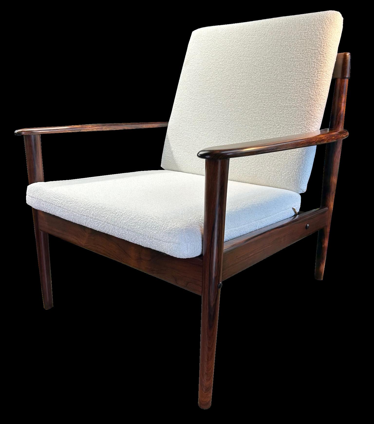 Un très bon exemple de cette chaise de salon de haute qualité par Grete Jalk pour Poul Jeppesen, en palissandre de Santos massif finement marqué, ou Machaerium Scleroxylon, un bois durable, donc pas de problème pour l'import/export.
Les coussins ont