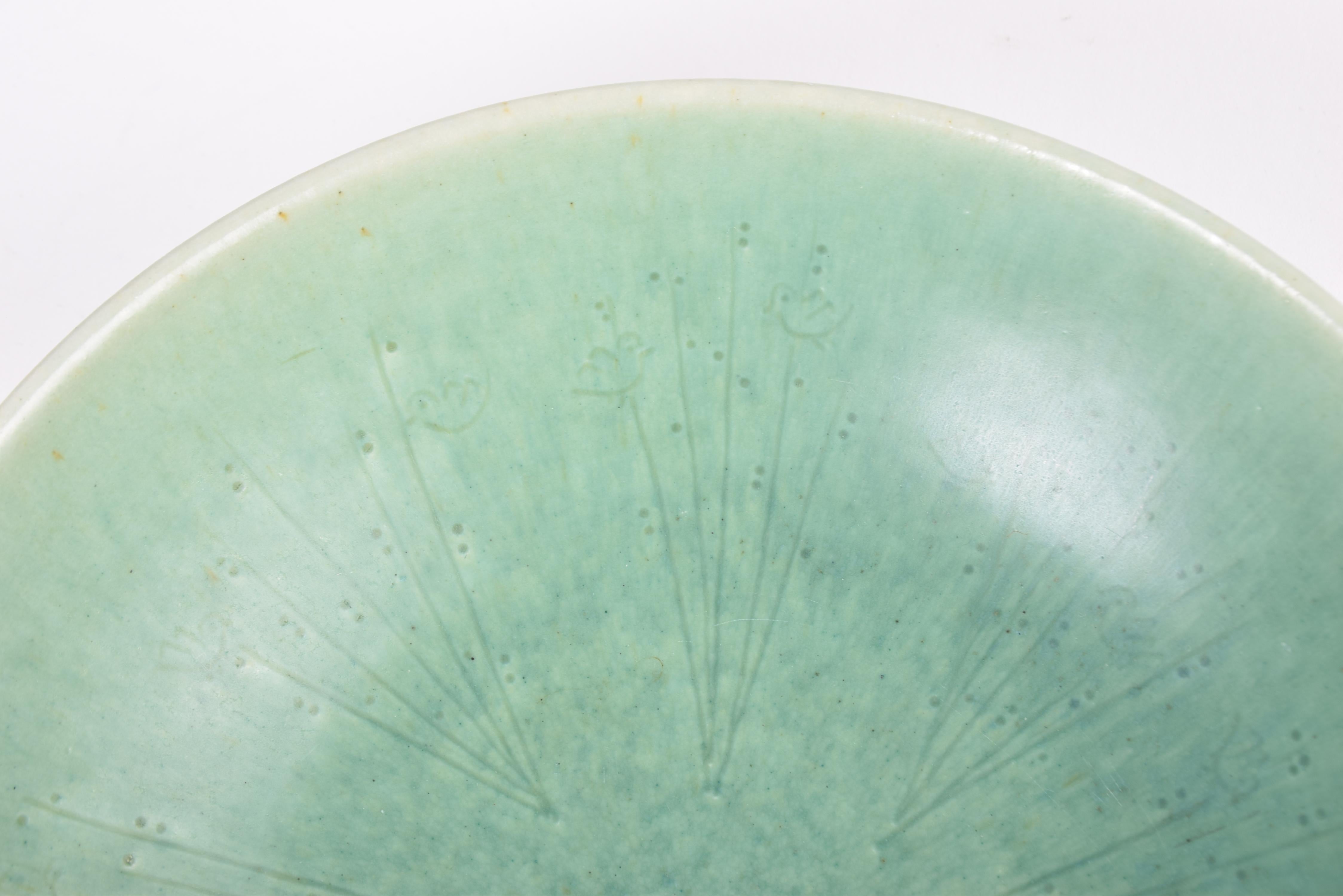 Grüne dänische Saxbo-Schale, Eva Sthr-Nielsen zugeschrieben, Keramik aus der Mitte des Jahrhunderts, 1950er Jahre (Glasiert) im Angebot