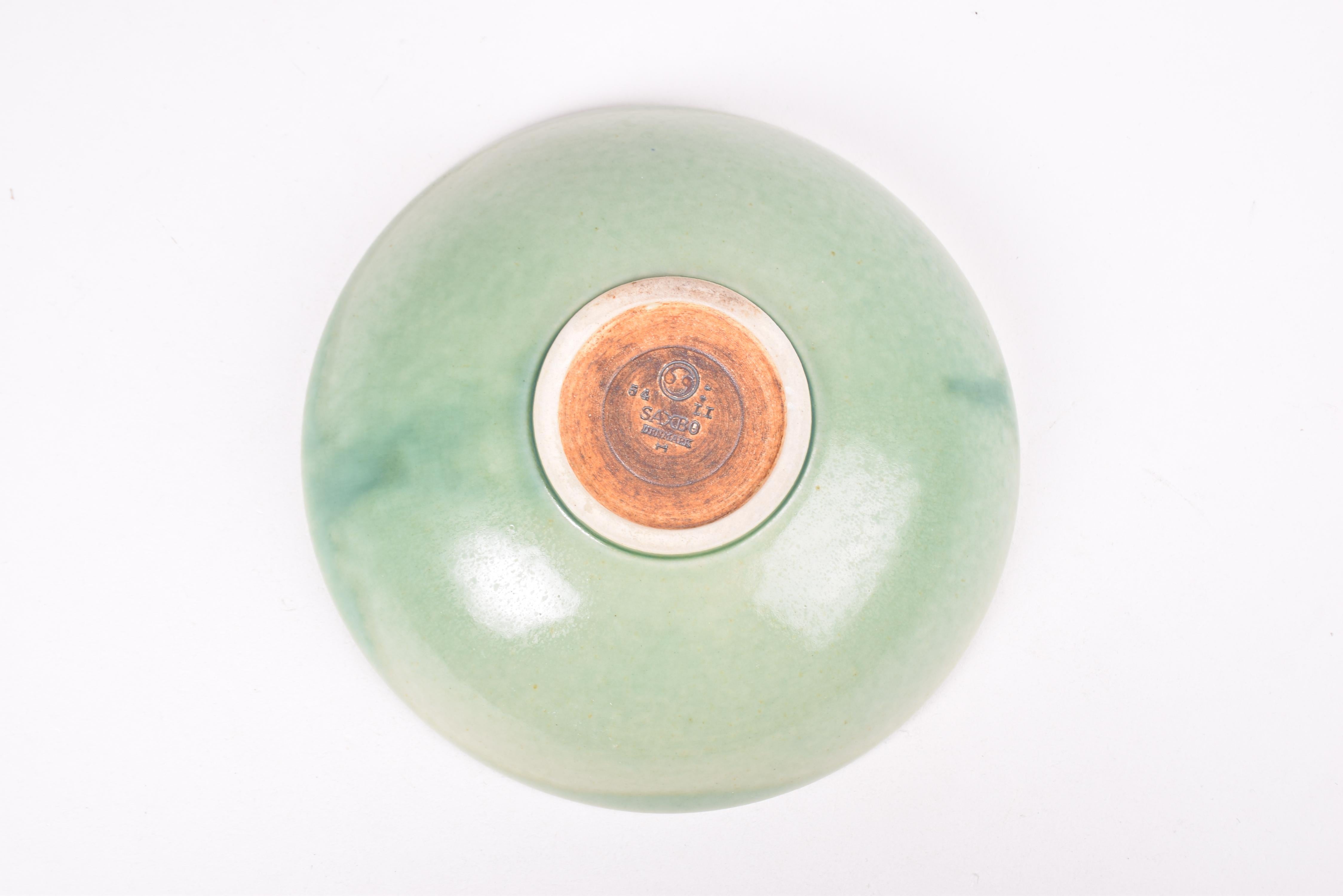 Grüne dänische Saxbo-Schale, Eva Sthr-Nielsen zugeschrieben, Keramik aus der Mitte des Jahrhunderts, 1950er Jahre (20. Jahrhundert) im Angebot