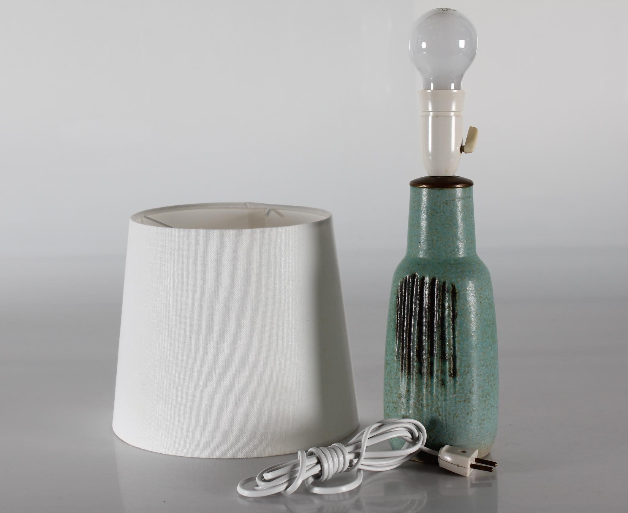 Céramique Lampe de table danoise en grès Saxbo émaillé vert sel mat Eva Stæhr Nielsen 1960s en vente