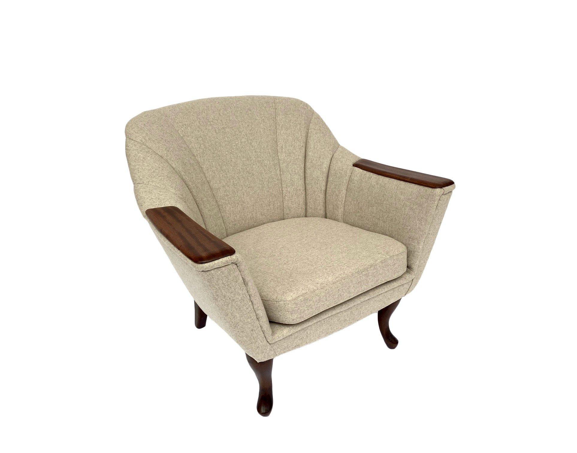 A beautiful Danish scalloped cream wool and teak armchair, this would make a stylish addition to any living or work area.

The chair has a wide seat and padded backrest for enhanced comfort. A striking piece of classic Scandinavian furniture.

The