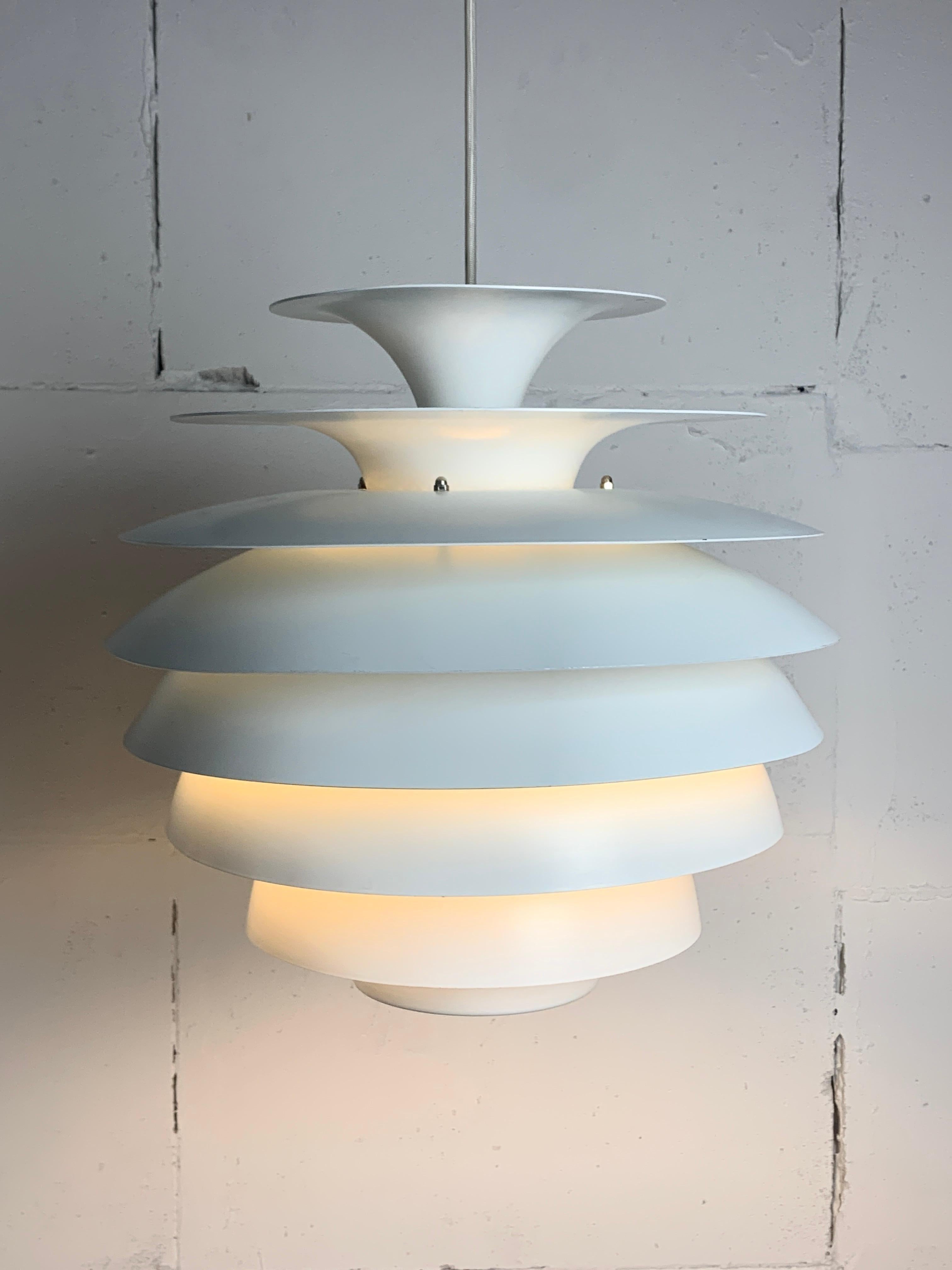 Ère spatiale Lampe suspendue danoise scandinave « Barcelone » de Bent Karlby, 1 en vente