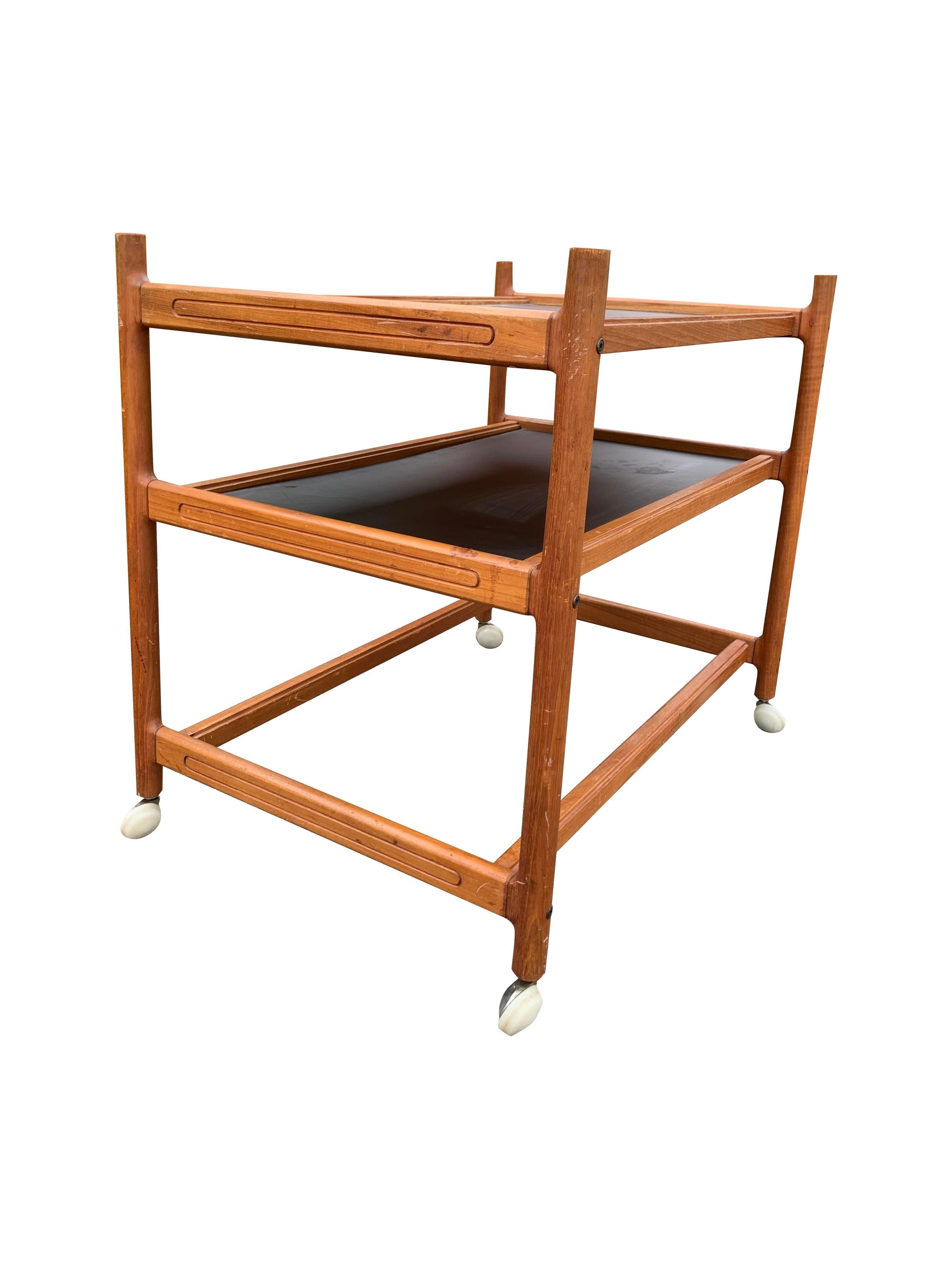 Carrito de Té o Bar Escandinavo Danés de Madera de Teca y Negro con Bandeja de Servicio Extraíble.

Características principales:
Bandeja de servicio extraíble: La versátil bandeja para servir puede utilizarse en el nivel superior o retirarse para