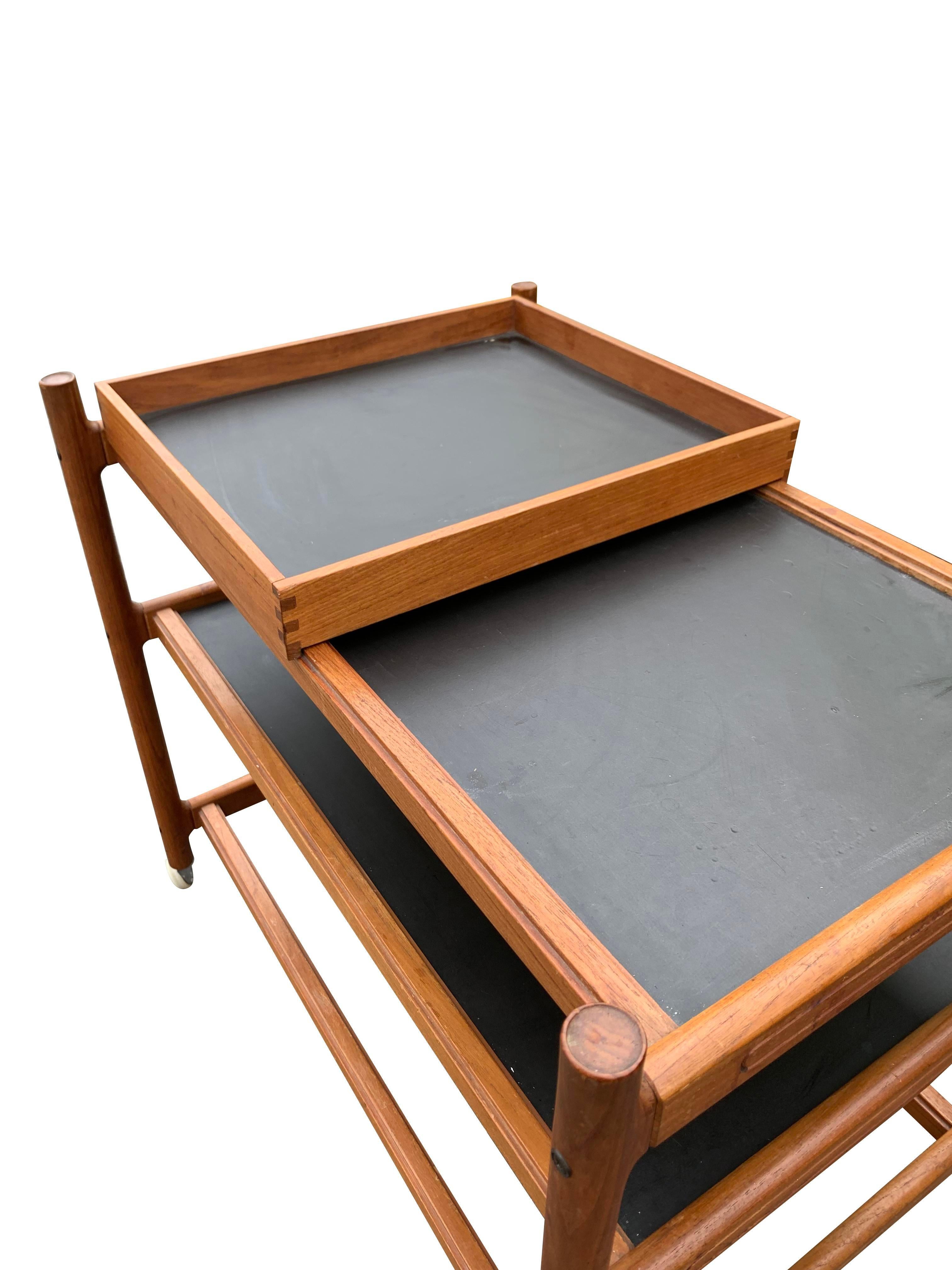 Carrito de Té o Bar Escandinavo Danés de Madera de Teca con Bandeja de Servicio Extraíble en Bueno estado para la venta en Saddle River, NJ