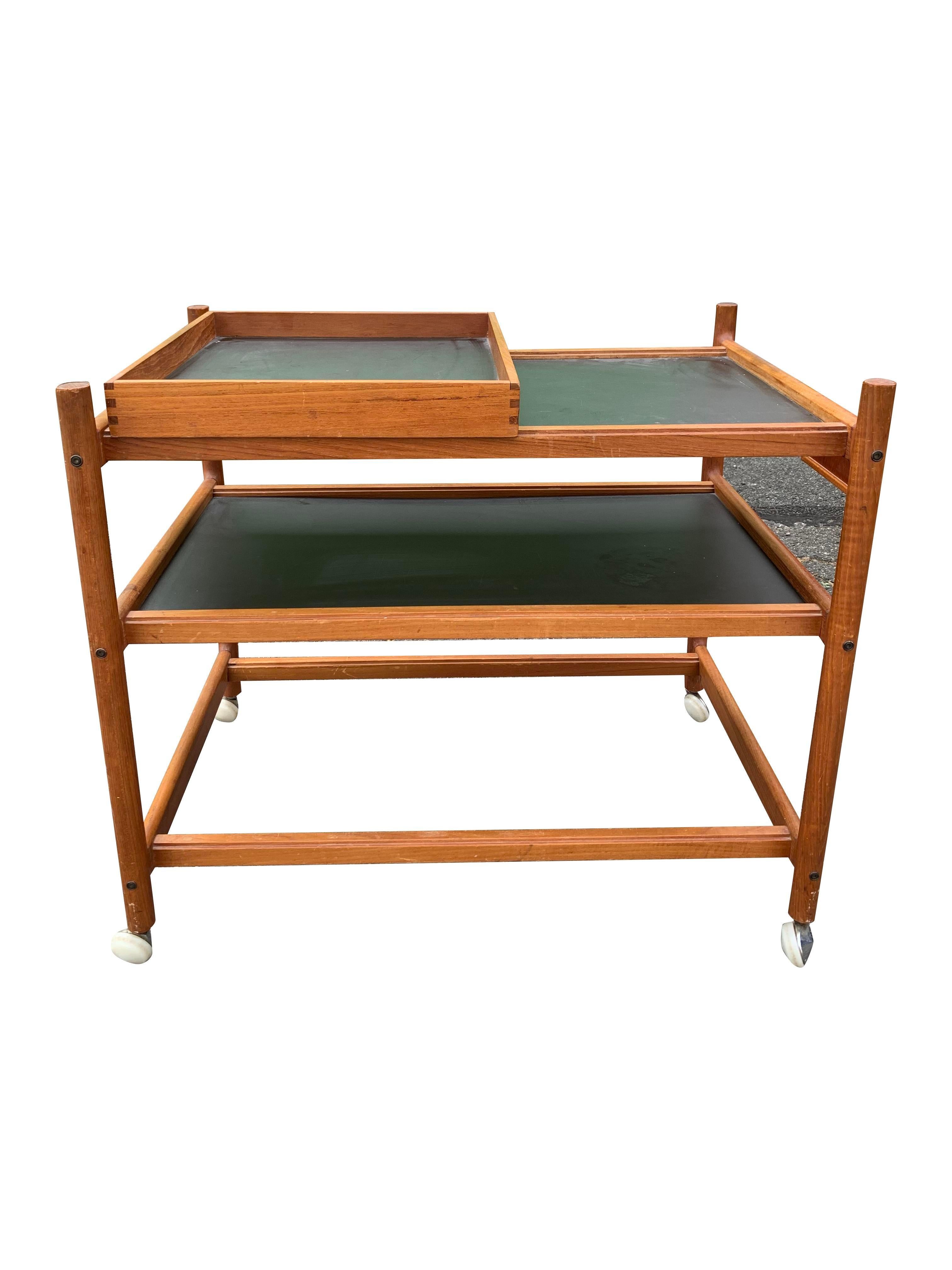 Carrito de Té o Bar Escandinavo Danés de Madera de Teca con Bandeja de Servicio Extraíble mediados del siglo XX en venta