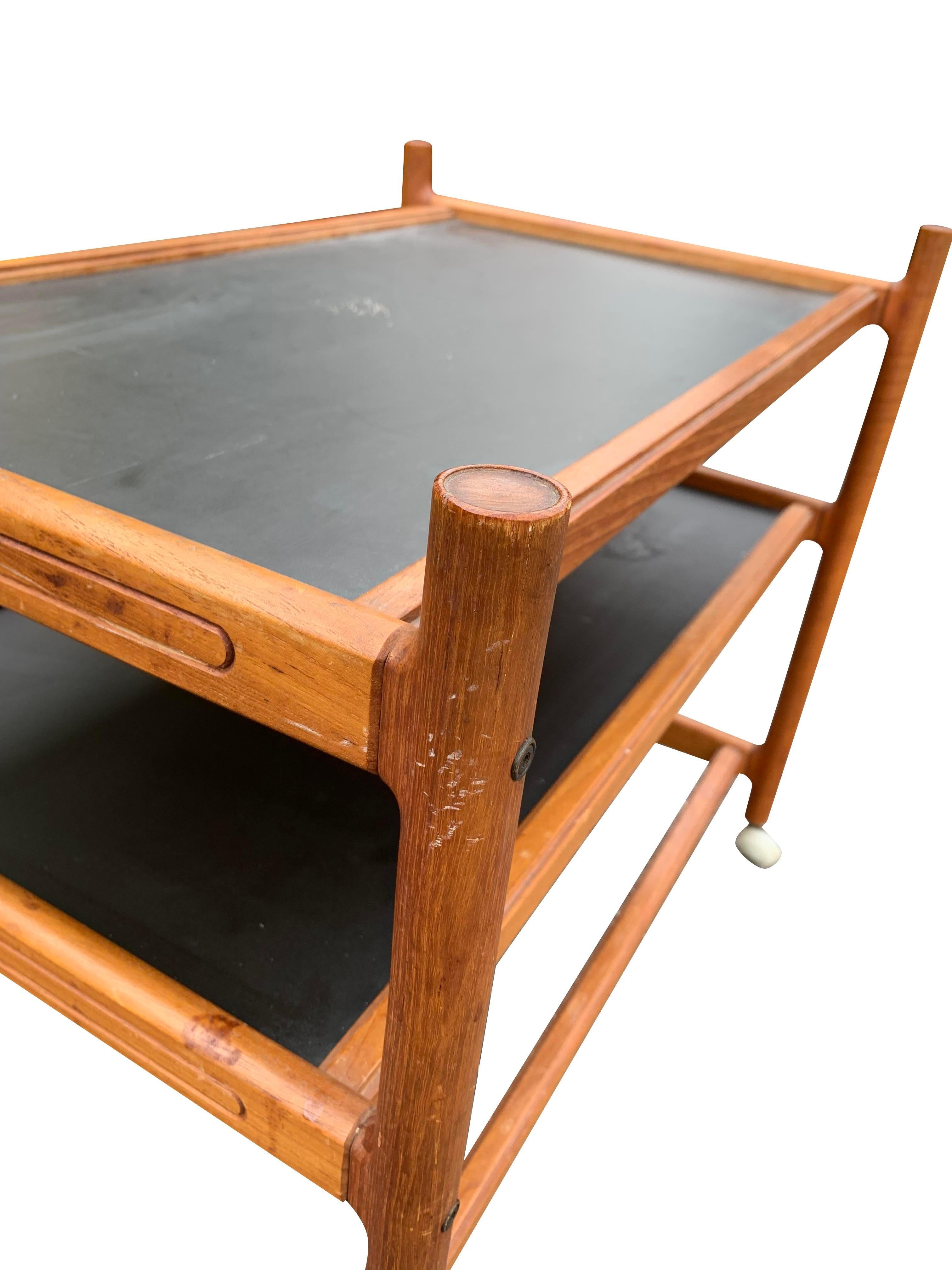 Carrito de Té o Bar Escandinavo Danés de Madera de Teca con Bandeja de Servicio Extraíble en venta 1