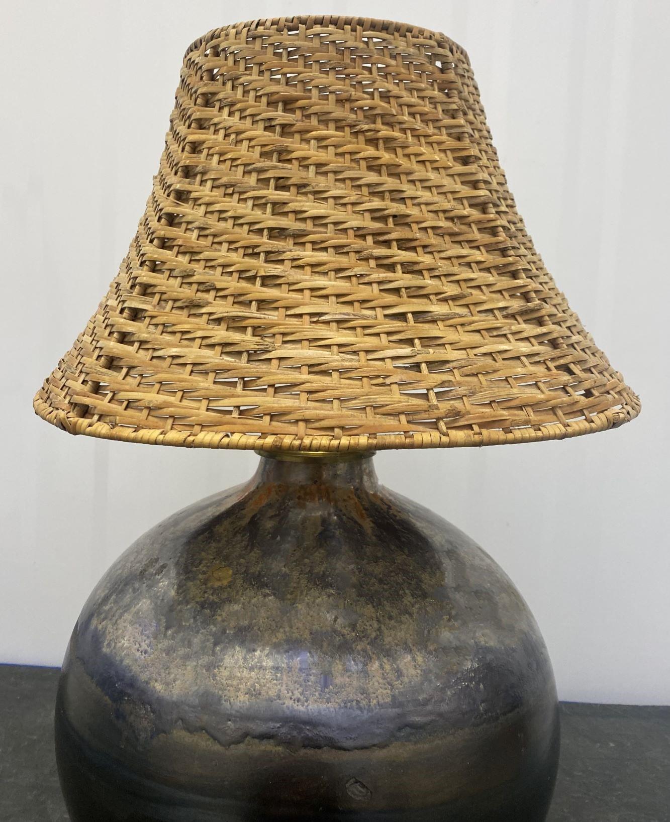 Arts and Crafts Lampe de table danoise unique en céramique émaillée fabriquée à la main, abat-jour en osier, Danemark, années 1960 en vente