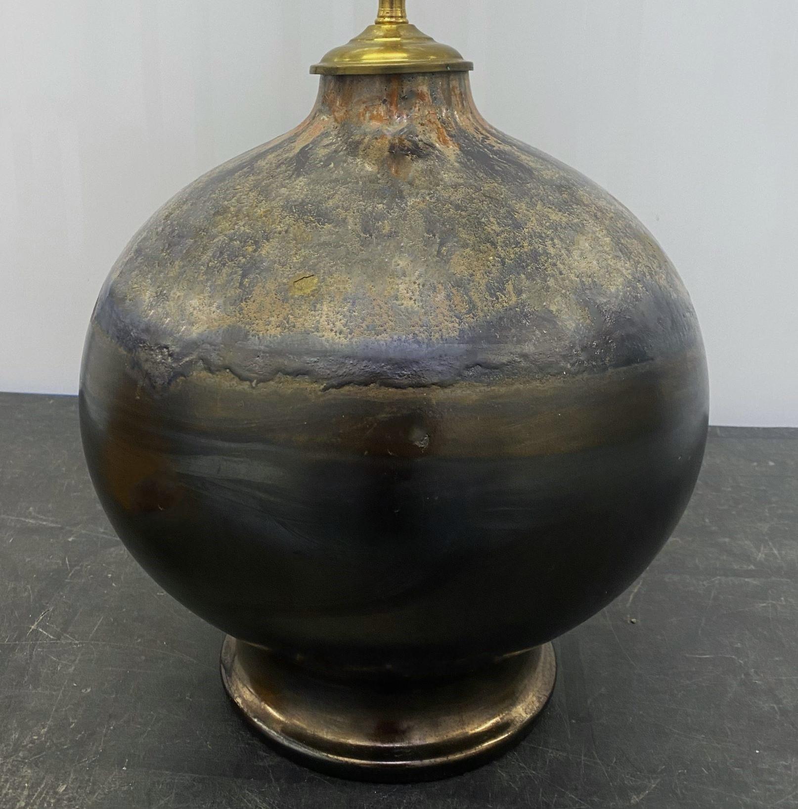 Danois Lampe de table danoise unique en céramique émaillée fabriquée à la main, abat-jour en osier, Danemark, années 1960 en vente