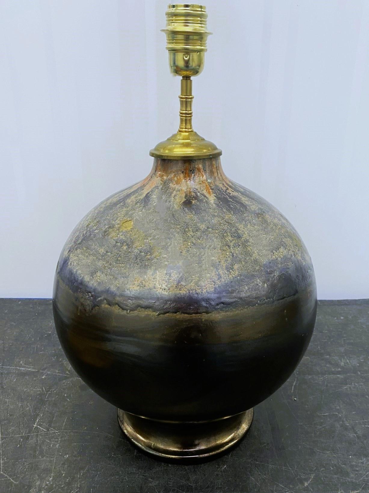 Vernissé Lampe de table danoise unique en céramique émaillée fabriquée à la main, abat-jour en osier, Danemark, années 1960 en vente