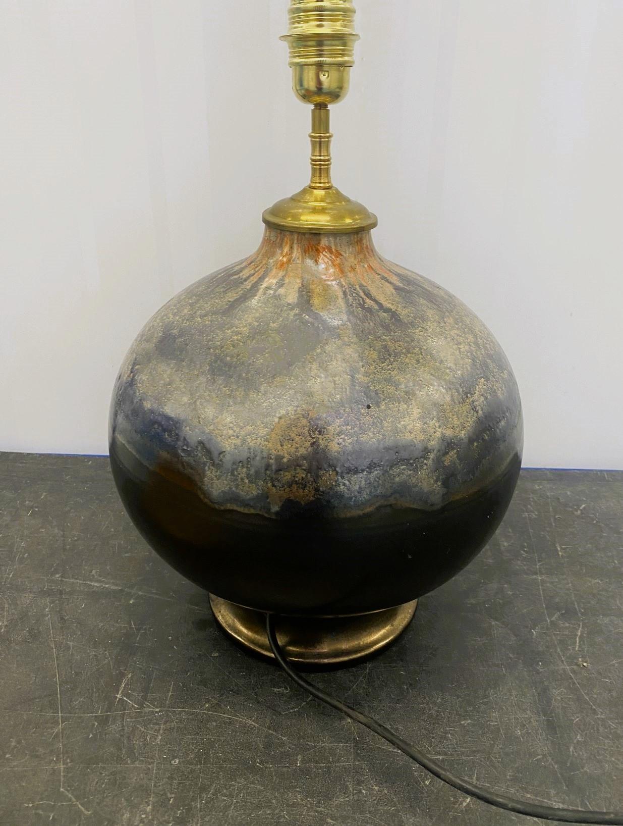 Lampe de table danoise unique en céramique émaillée fabriquée à la main, abat-jour en osier, Danemark, années 1960 Bon état - En vente à Frankfurt am Main, DE