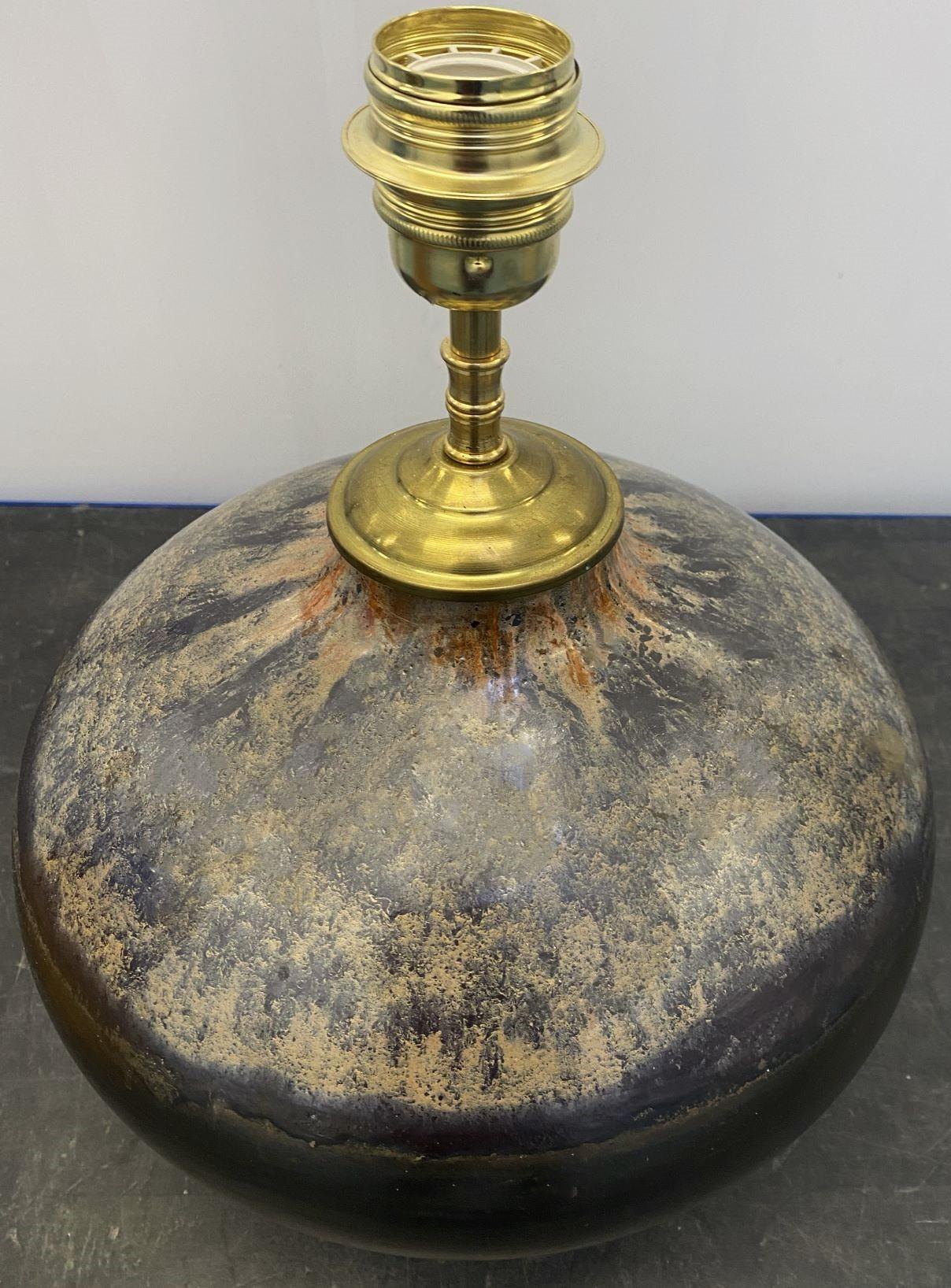 20ième siècle Lampe de table danoise unique en céramique émaillée fabriquée à la main, abat-jour en osier, Danemark, années 1960 en vente
