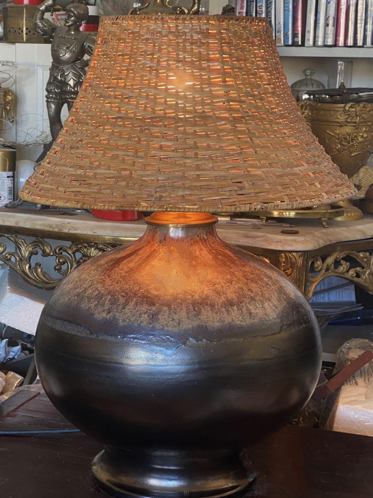 Lampe de table danoise unique en céramique émaillée fabriquée à la main, abat-jour en osier, Danemark, années 1960 en vente 1