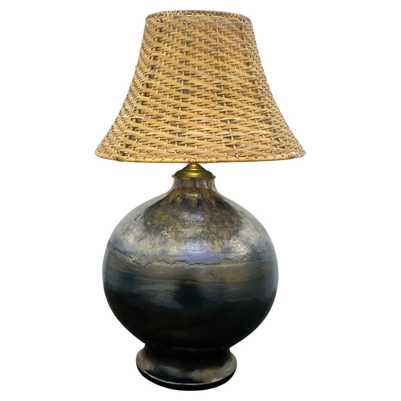 Céramique Lampe de table danoise unique en céramique émaillée fabriquée à la main, abat-jour en osier, Danemark, années 1960 en vente