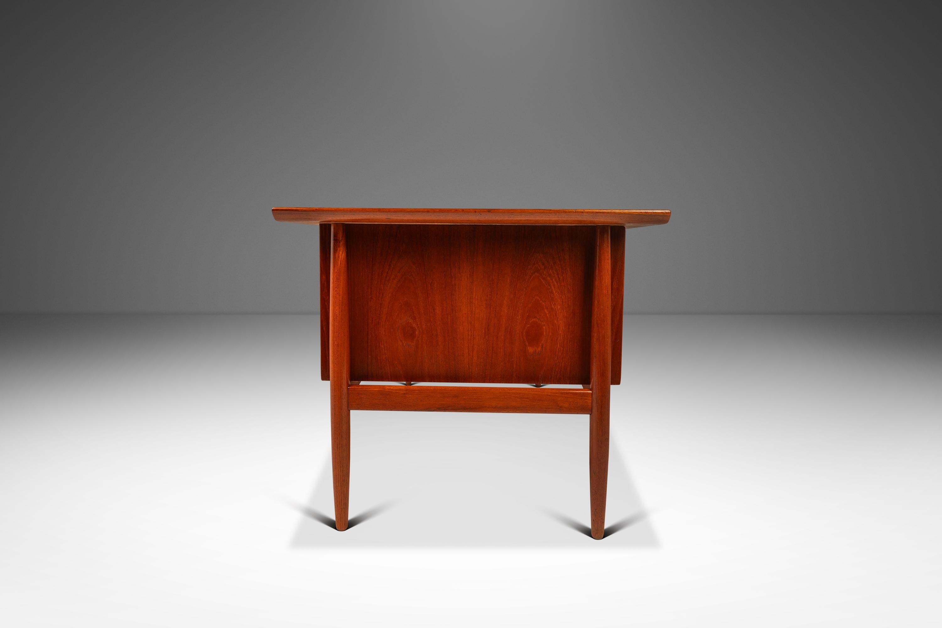 Danish Sculpted Executive Desk by Arne Vodder for H.P. Hansen, Denmark, c. 1960s In Good Condition In Deland, FL