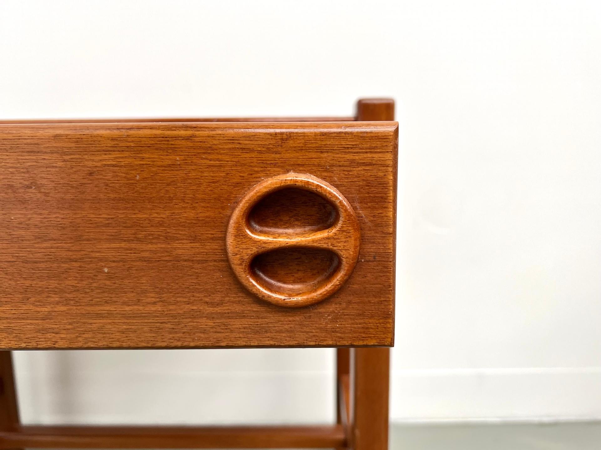 Danish Sculpted Teak Nightstand, Arne Wahl Iversen en vente 3