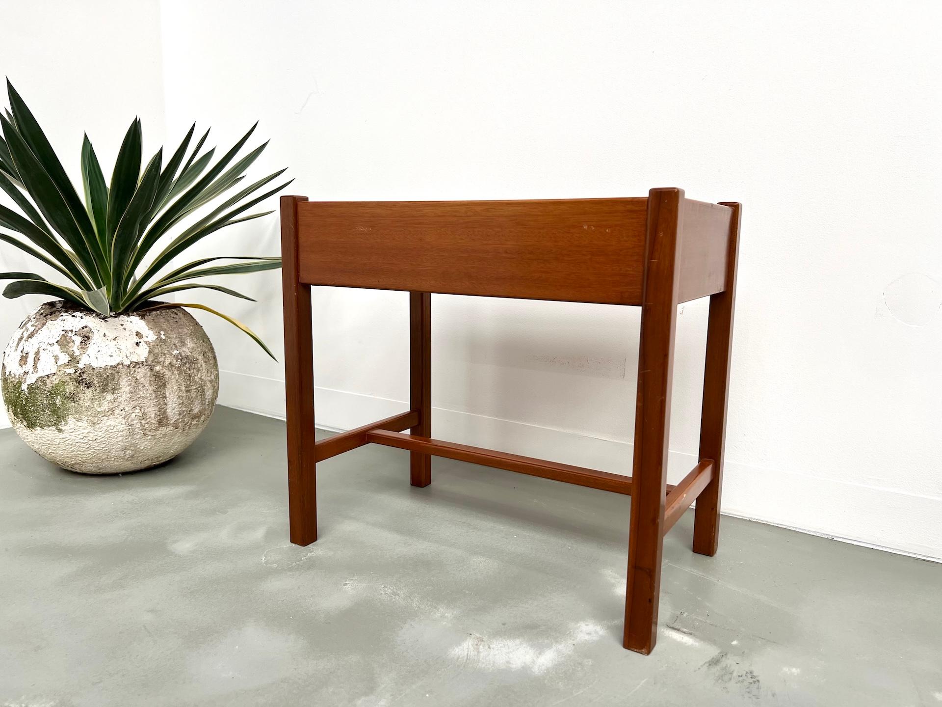 Danish Sculpted Teak Nightstand, Arne Wahl Iversen en vente 6