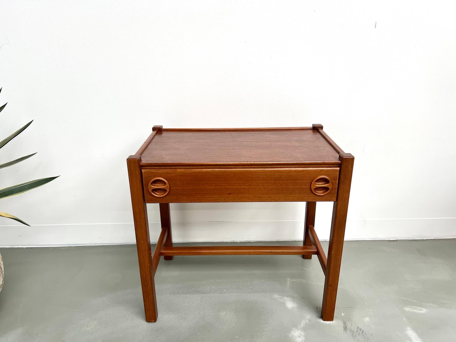 Danois Danish Sculpted Teak Nightstand, Arne Wahl Iversen en vente