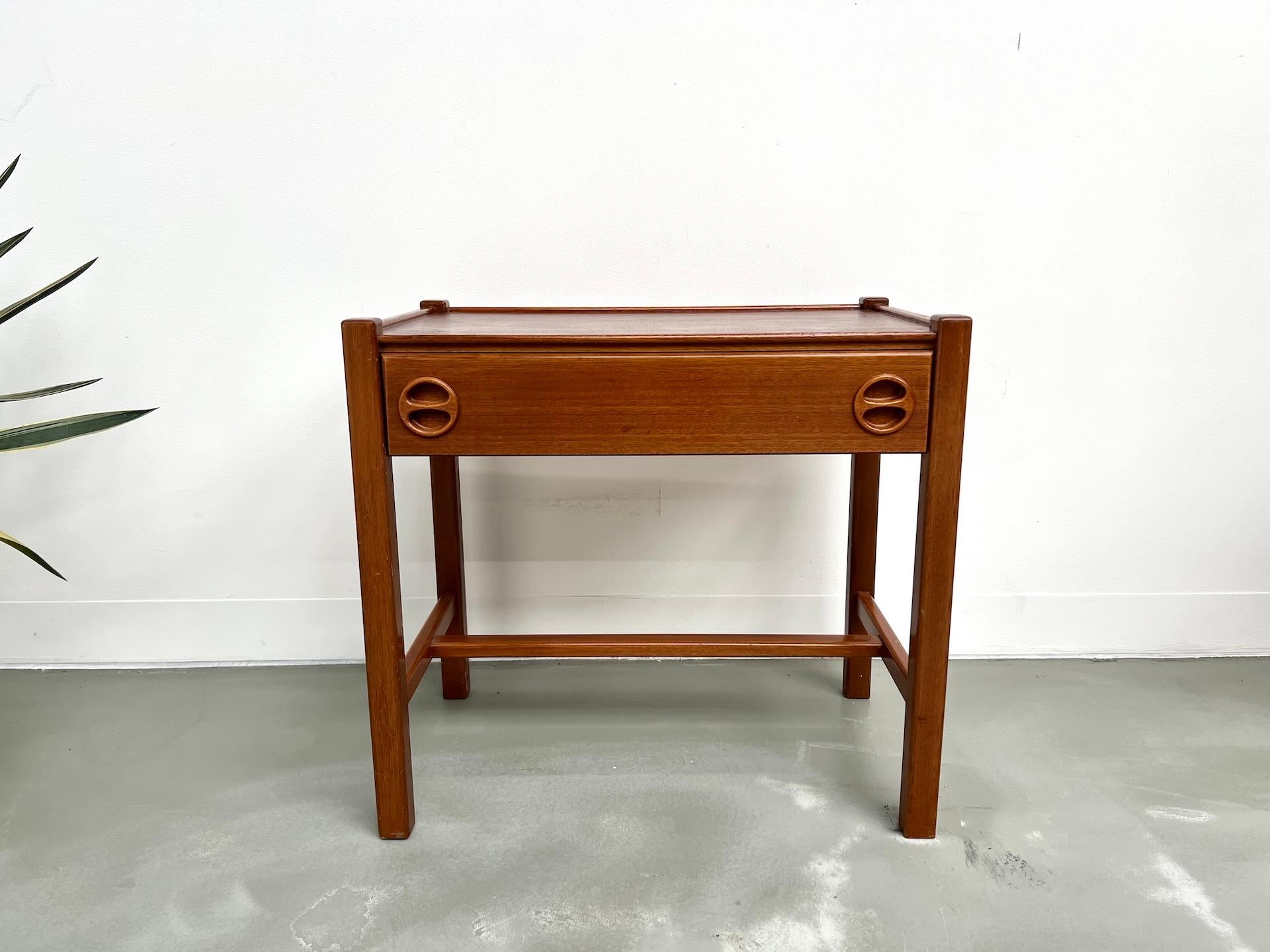 Danish Sculpted Teak Nightstand, Arne Wahl Iversen Bon état - En vente à LYON, FR