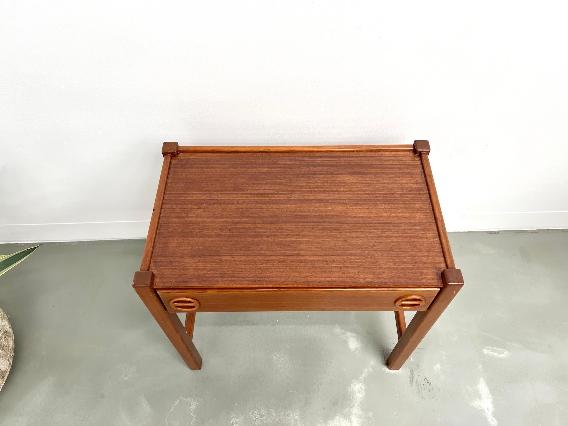 Milieu du XXe siècle Danish Sculpted Teak Nightstand, Arne Wahl Iversen en vente