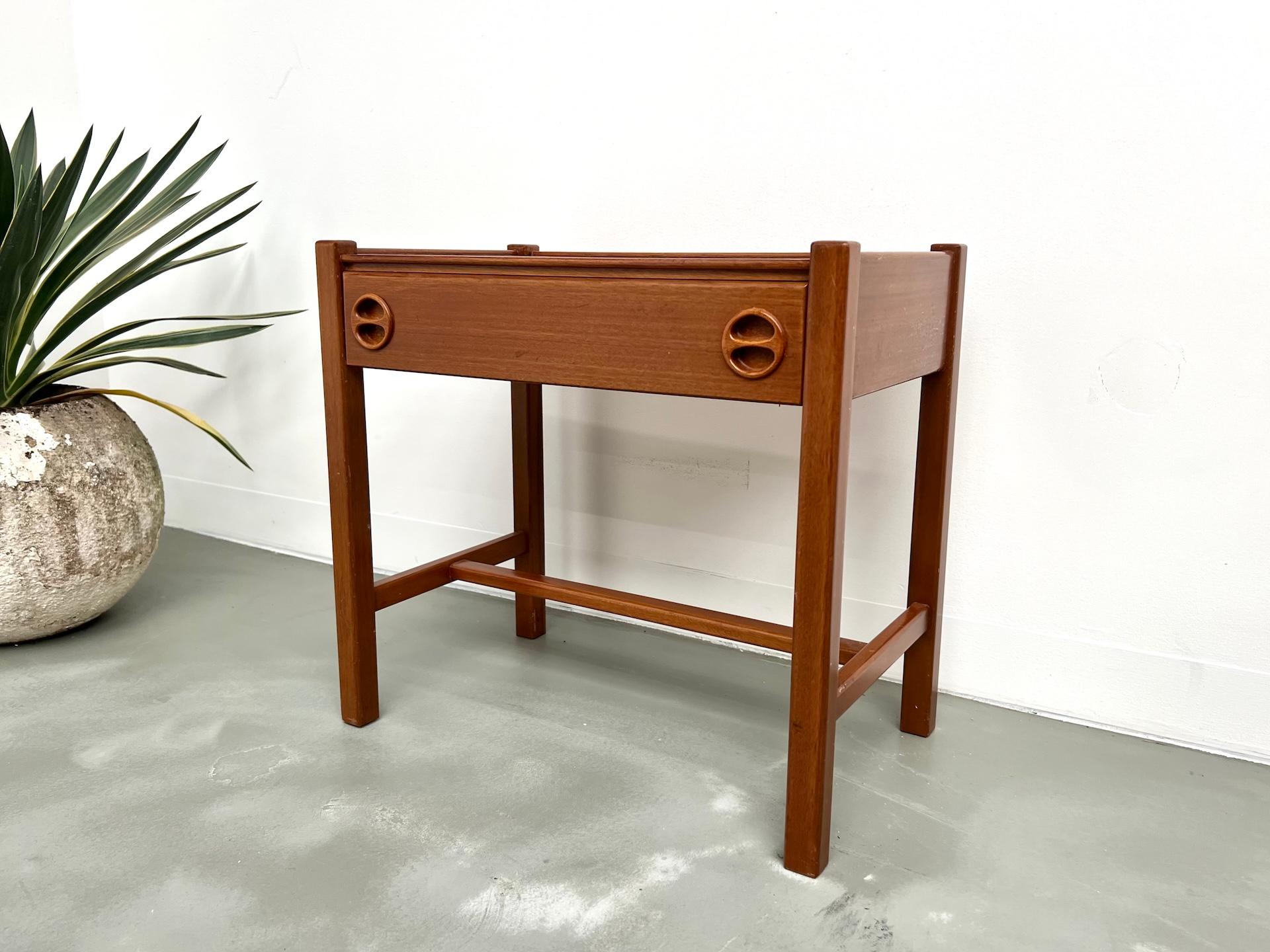 Teck Danish Sculpted Teak Nightstand, Arne Wahl Iversen en vente