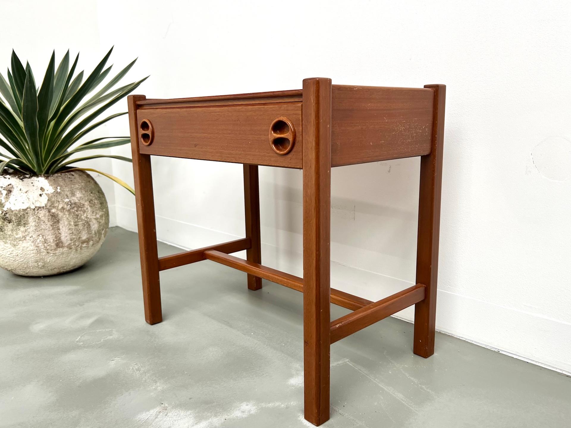 Danish Sculpted Teak Nightstand, Arne Wahl Iversen en vente 1