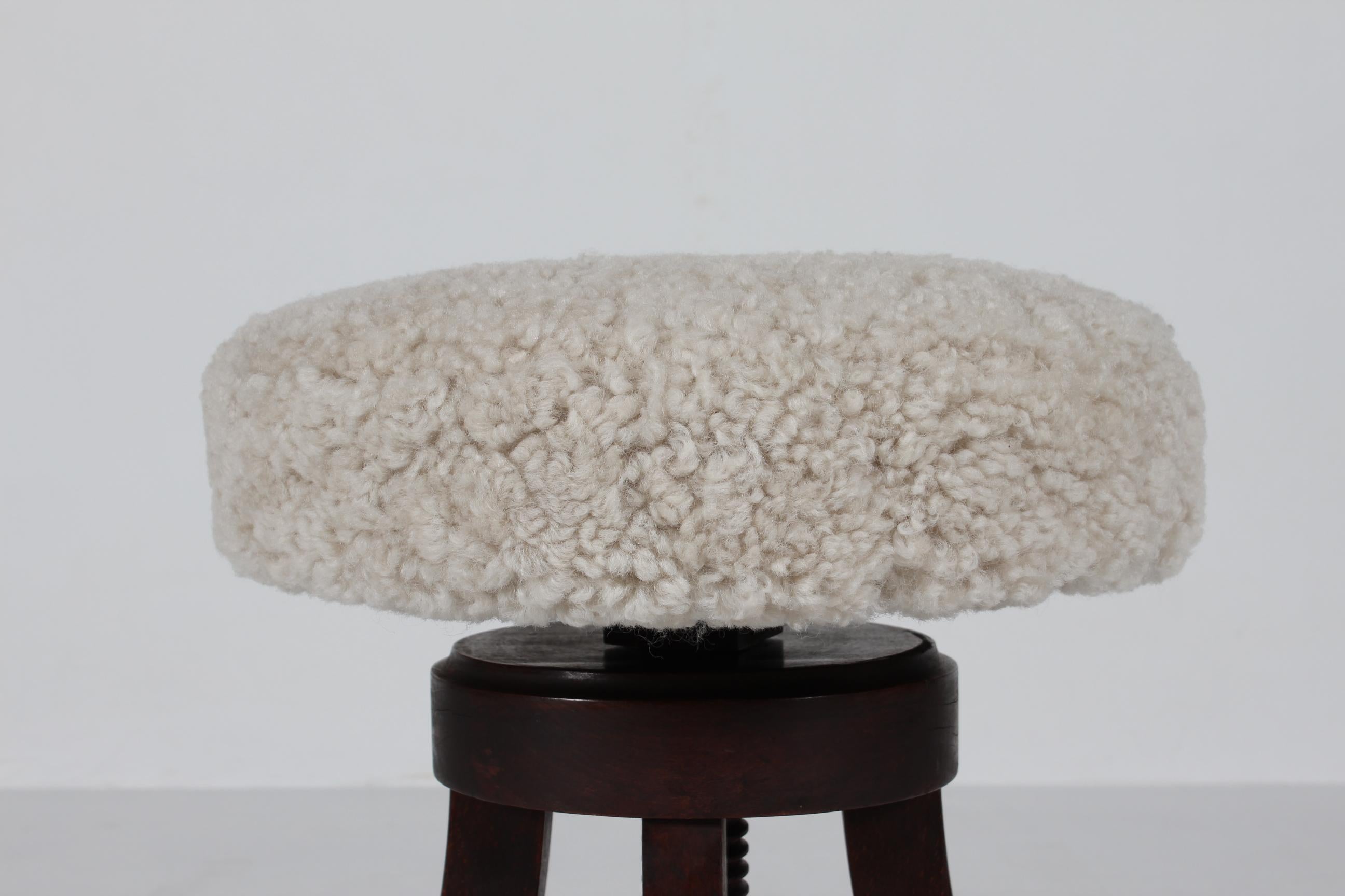 Arts and Crafts Fauteuil pivotant danois sculptural de bar à 3 pieds, siège en peau de mouton, années 1920 en vente