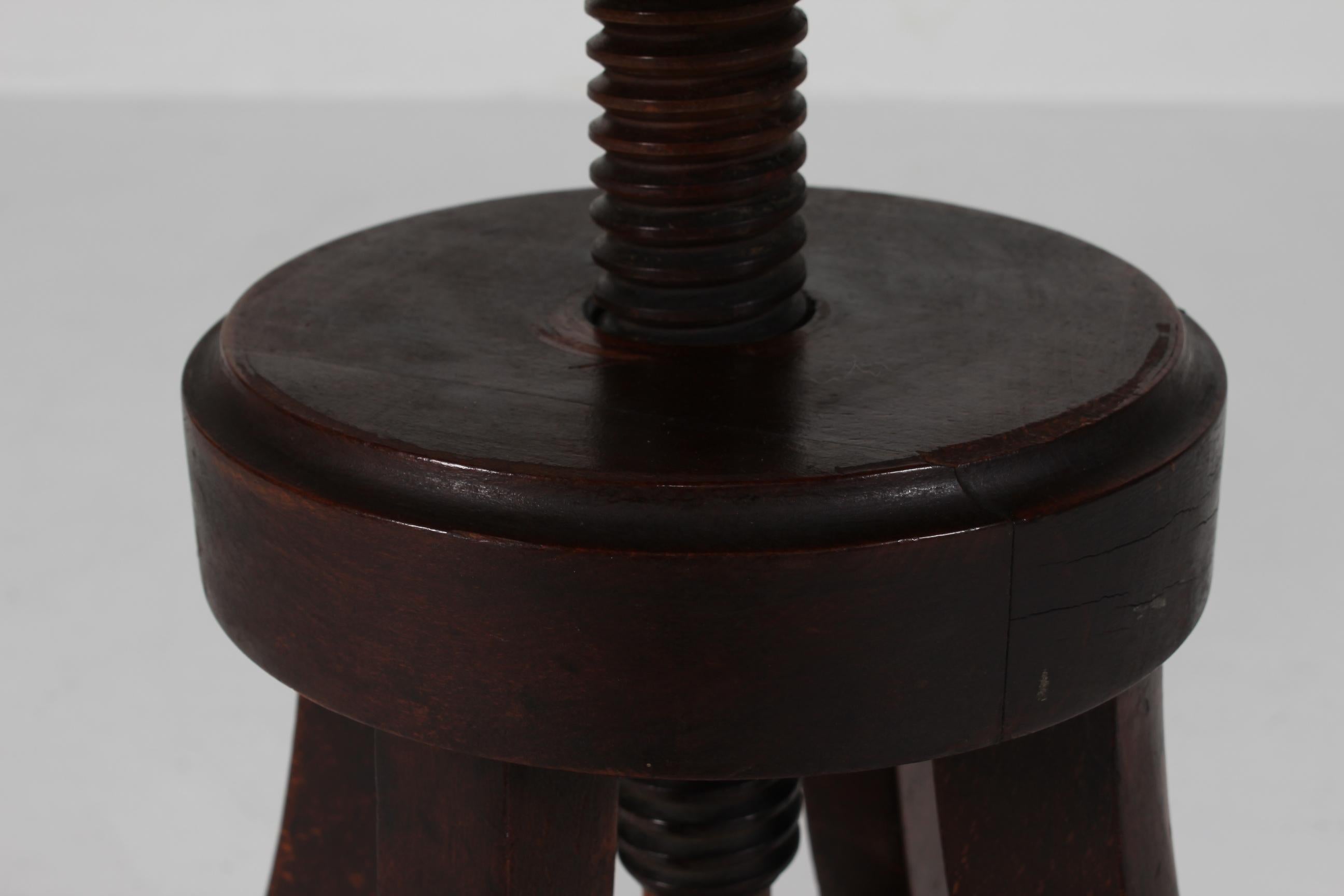 Tourné Fauteuil pivotant danois sculptural de bar à 3 pieds, siège en peau de mouton, années 1920 en vente
