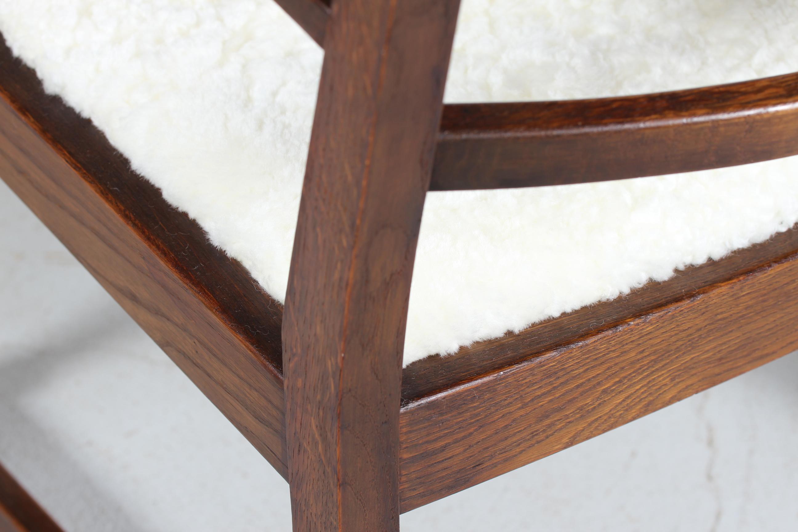 Danish Sculptural Handcrafted Armchair of Solid Oak with New Sheepskin 1940s im Angebot 3