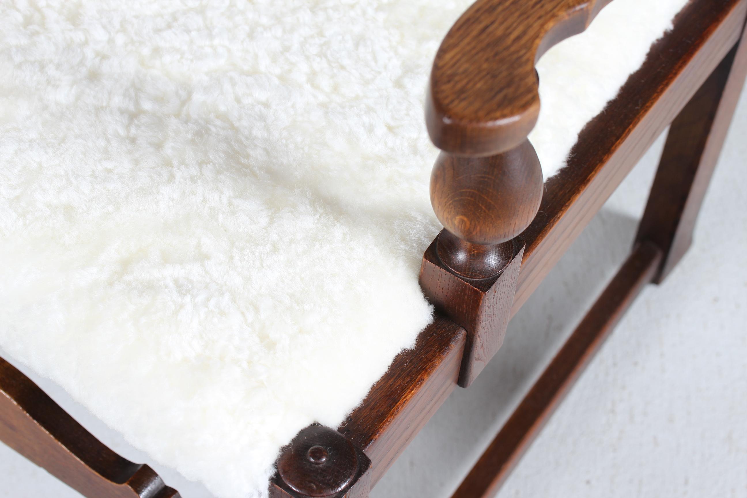 Danish Sculptural Handcrafted Armchair of Solid Oak with New Sheepskin 1940s im Angebot 5