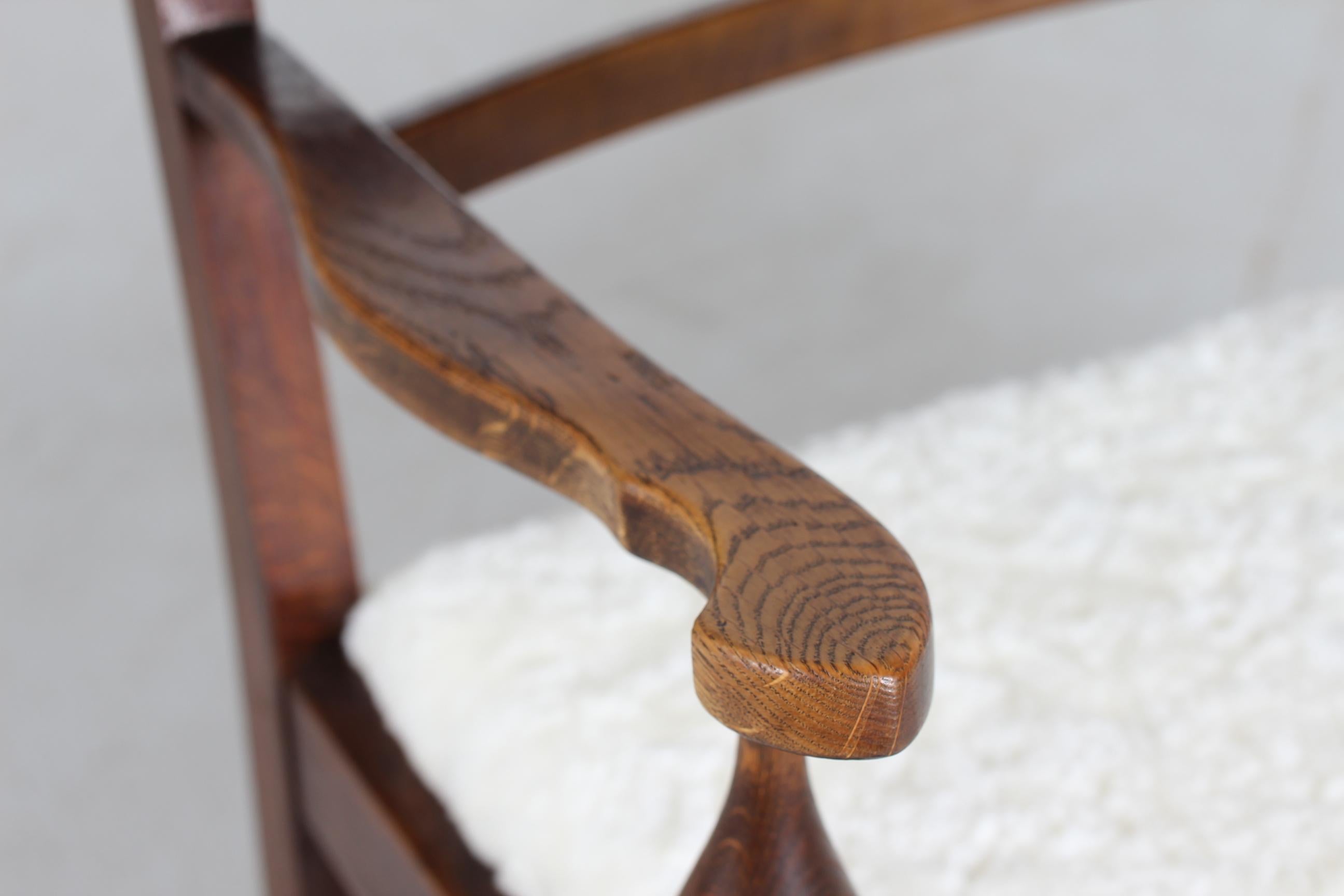 Danish Sculptural Handcrafted Armchair of Solid Oak with New Sheepskin 1940s im Zustand „Gut“ im Angebot in Silkeborg, Silkeborg