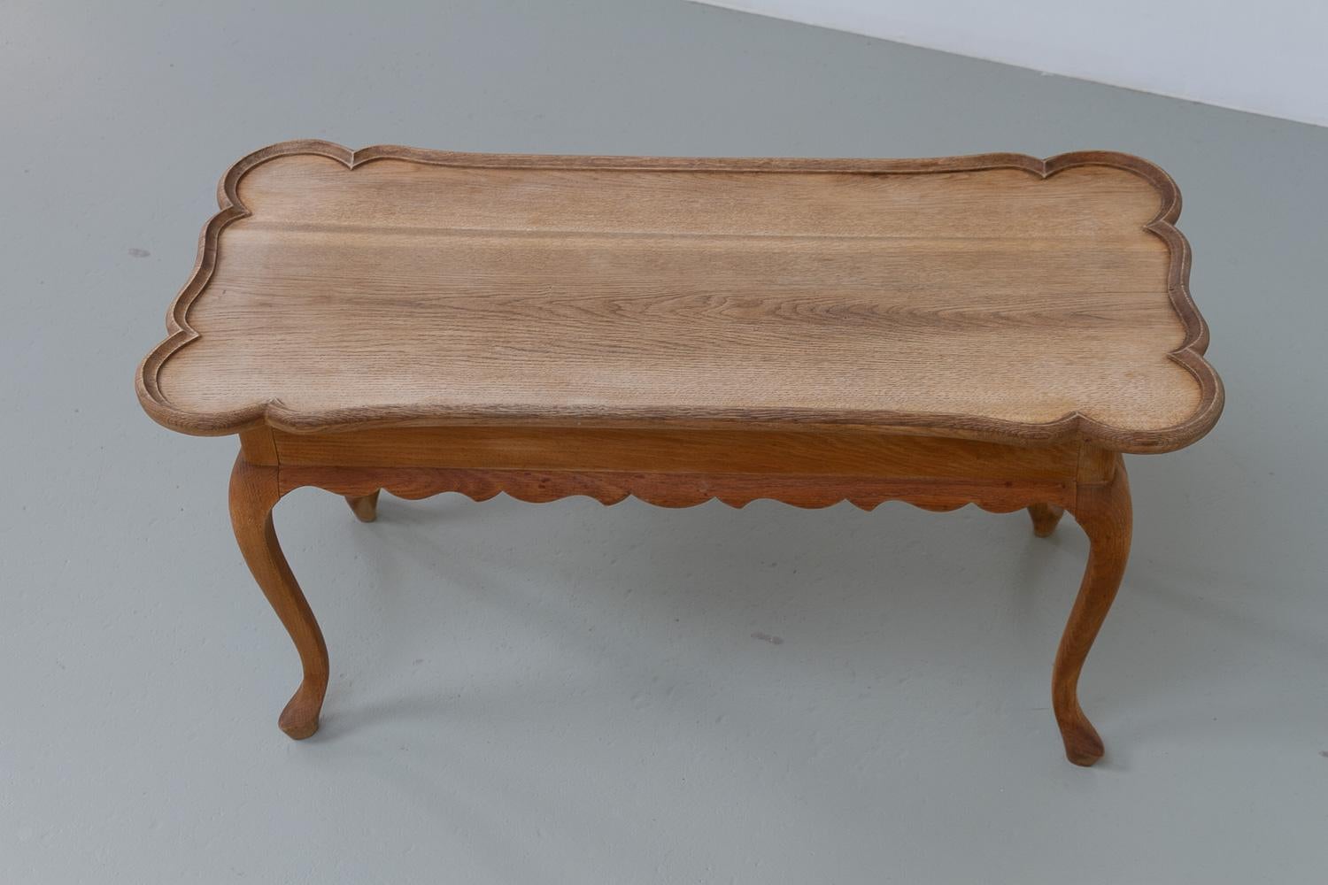 Danish Sculptural Solid Oak Coffee Table by Frits Henningsen, 1940s. In Fair Condition For Sale In Asaa, DK